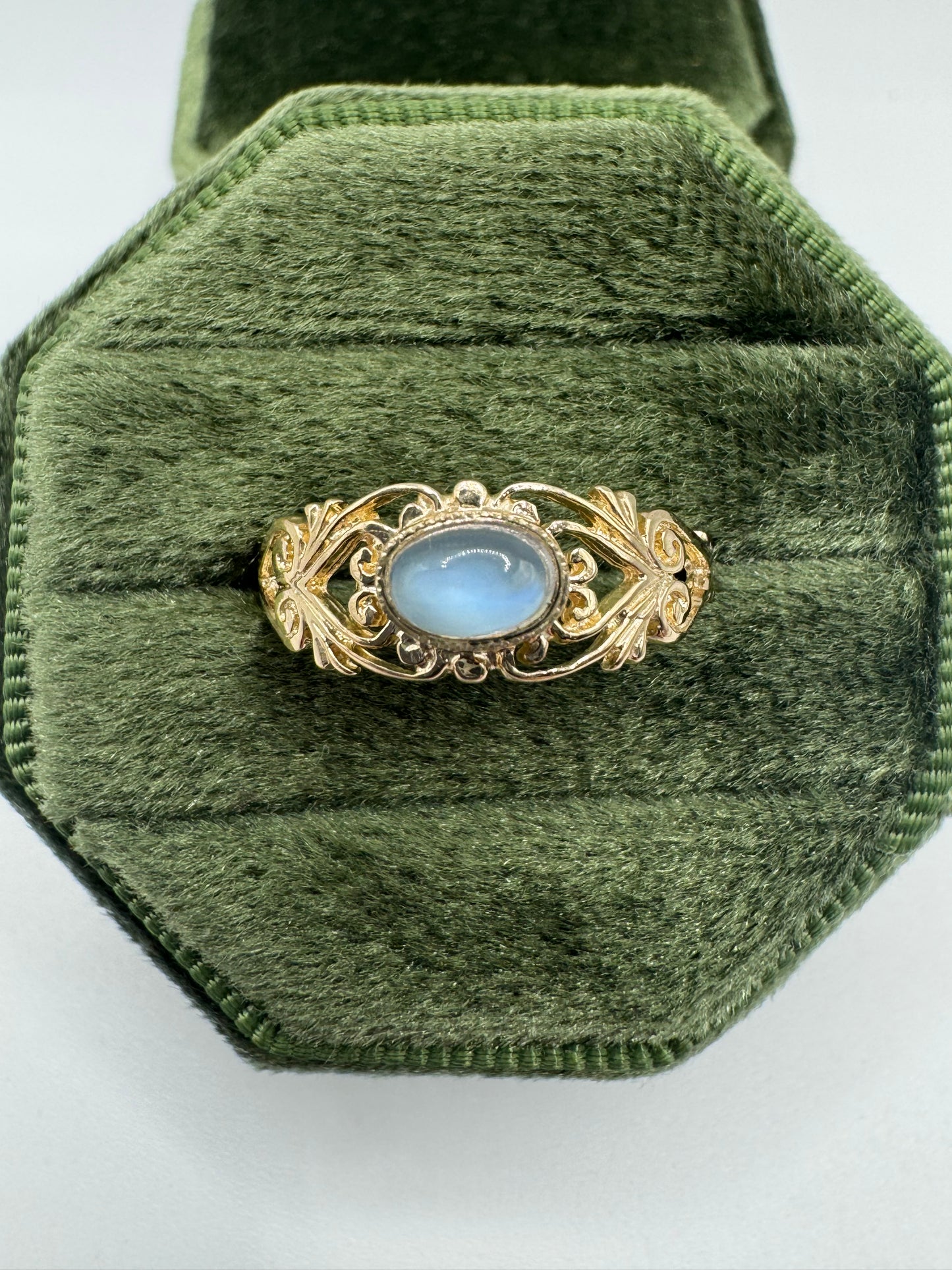 9ct gold moonstone ring