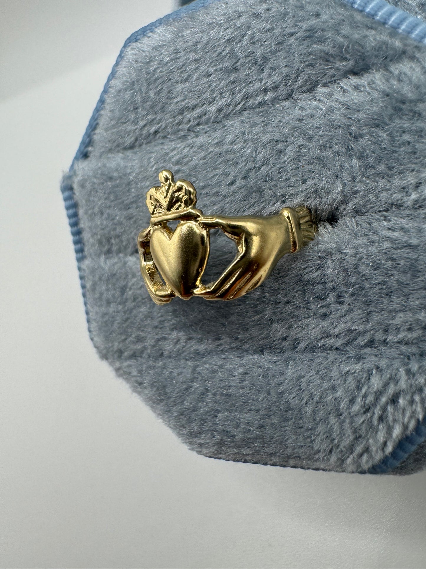 9ct gold claddagh ring