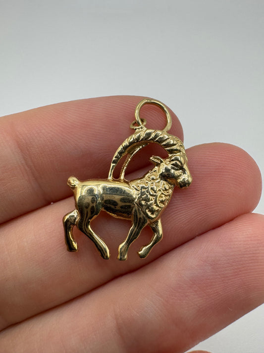 9ct gold Capricorn zodiac pendant