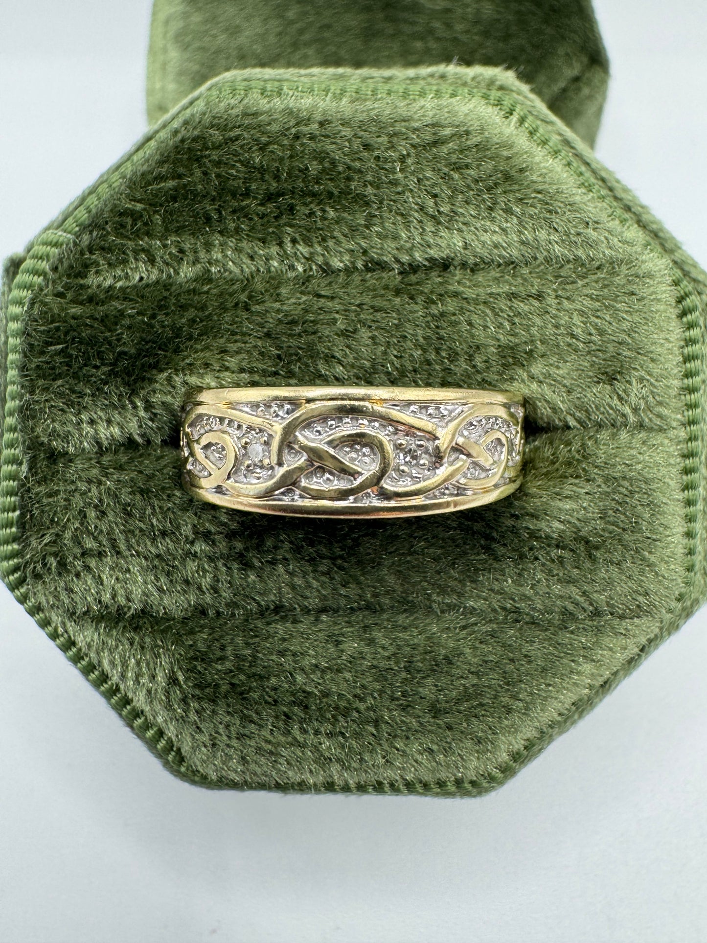 9ct gold patterned diamond ring