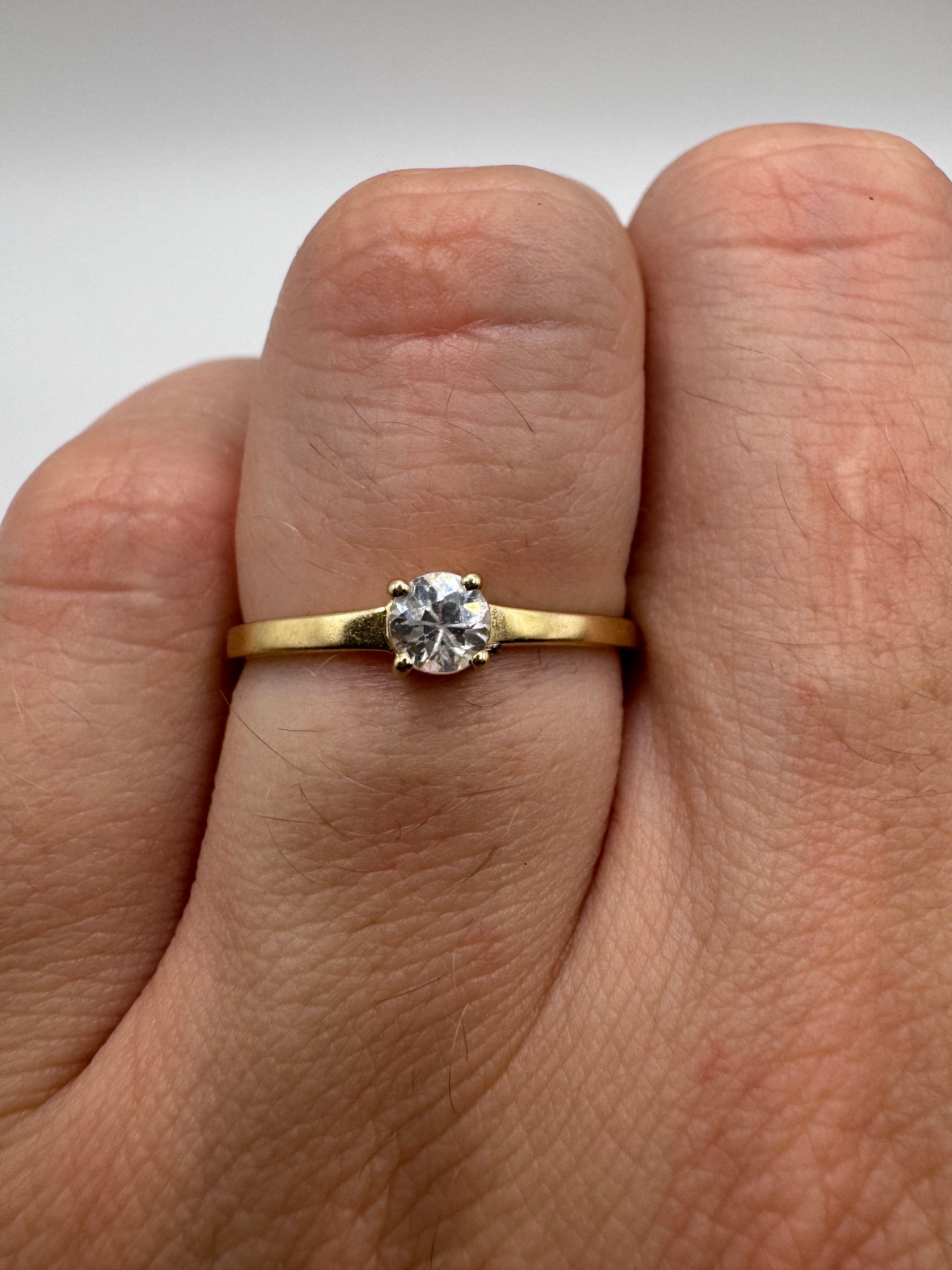 9ct gold zircon ring