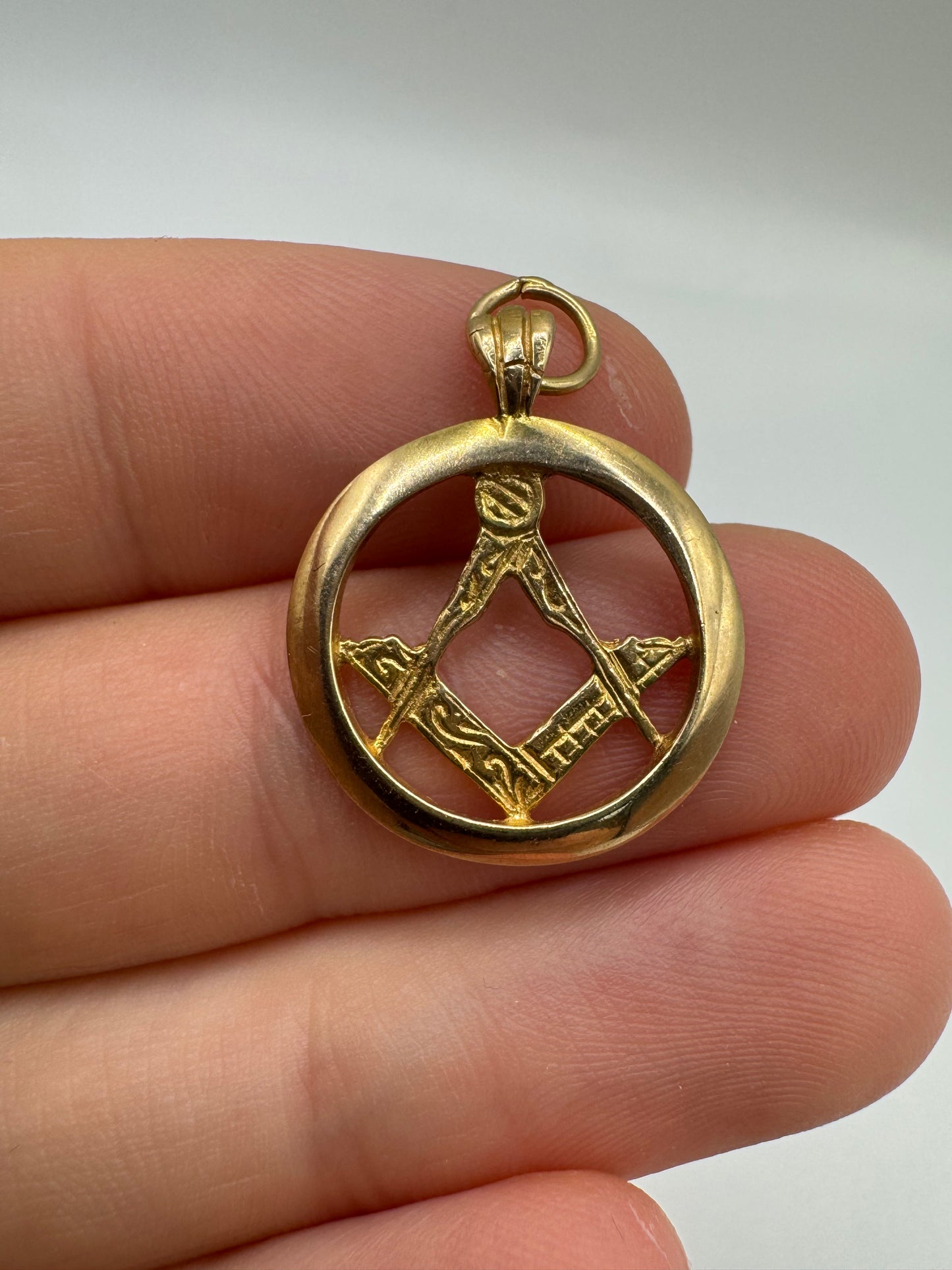 9ct gold masonic pendant