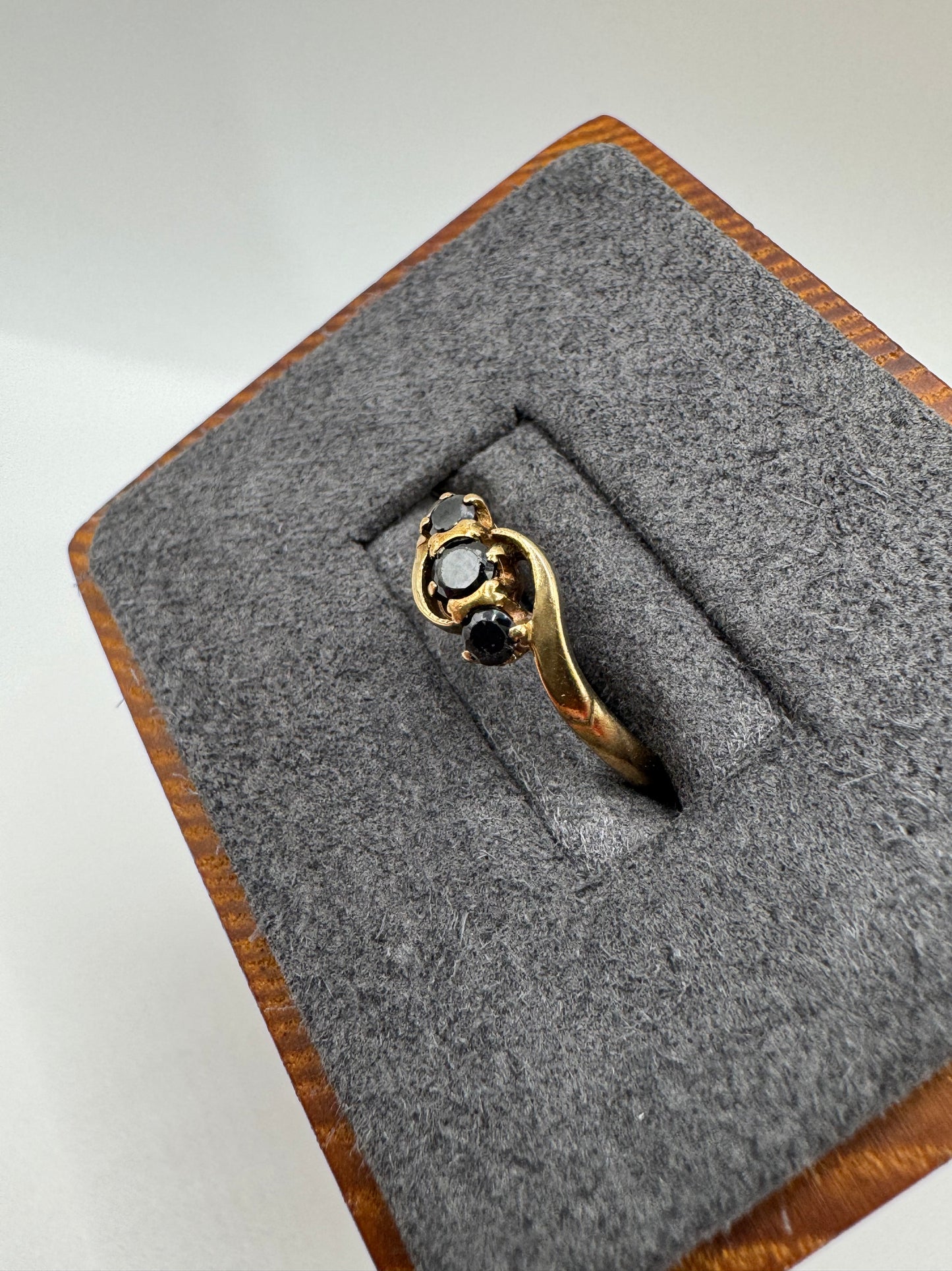 9ct gold garnet ring
