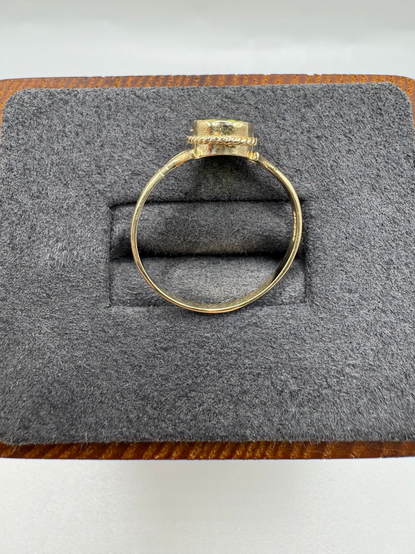 9ct gold peridot ring