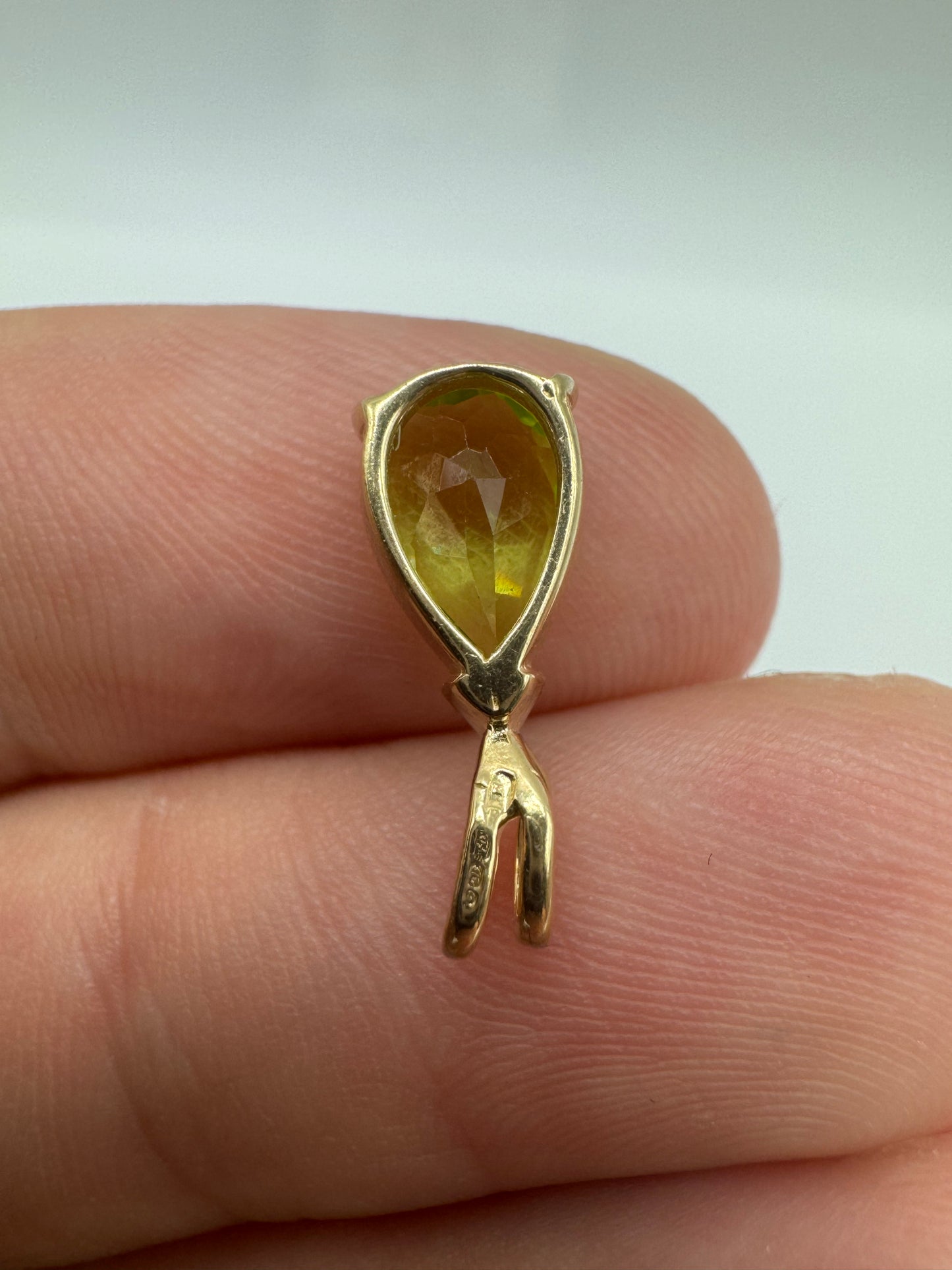 9ct gold peridot pendant