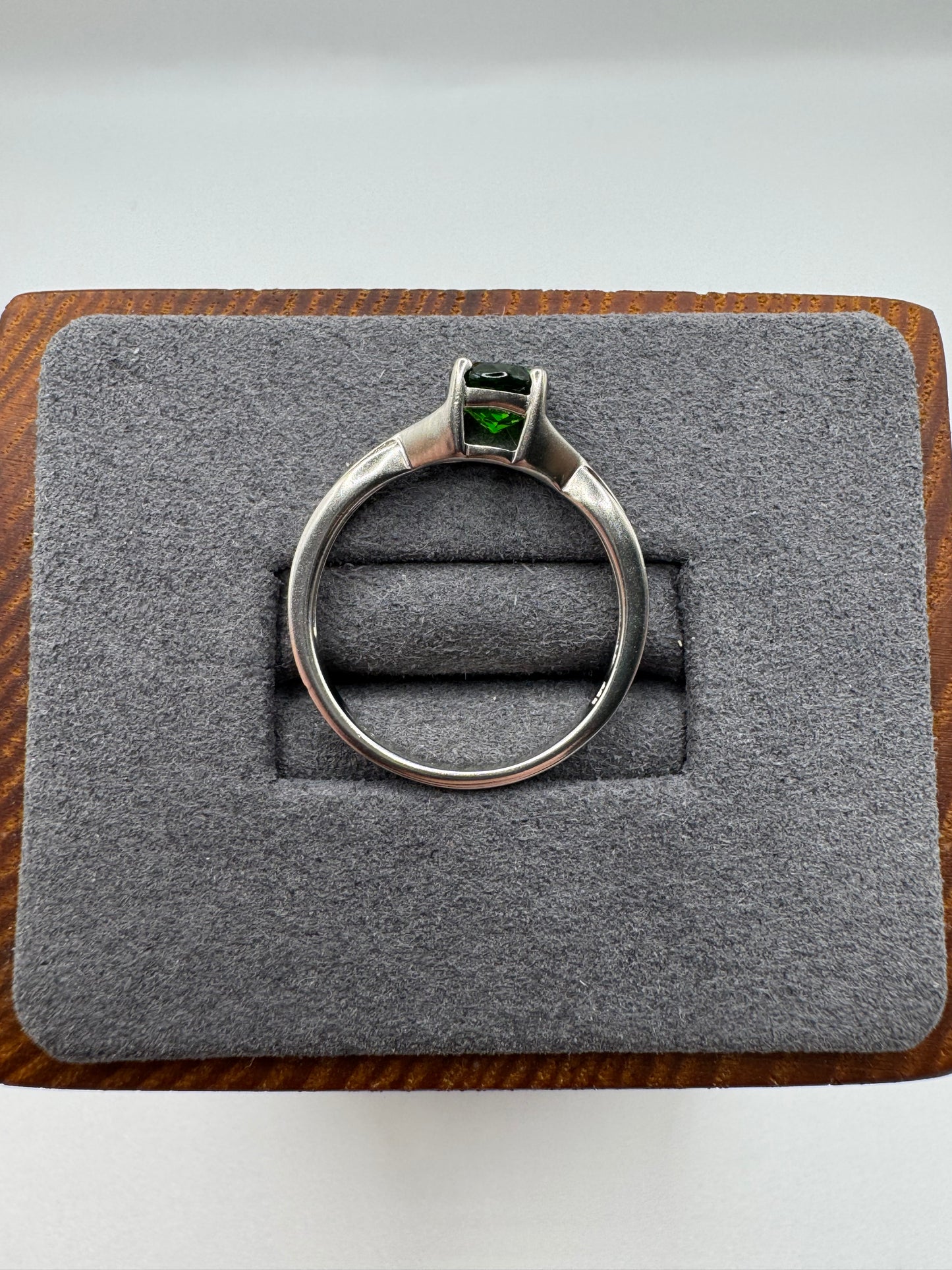 9ct white gold diopside ring