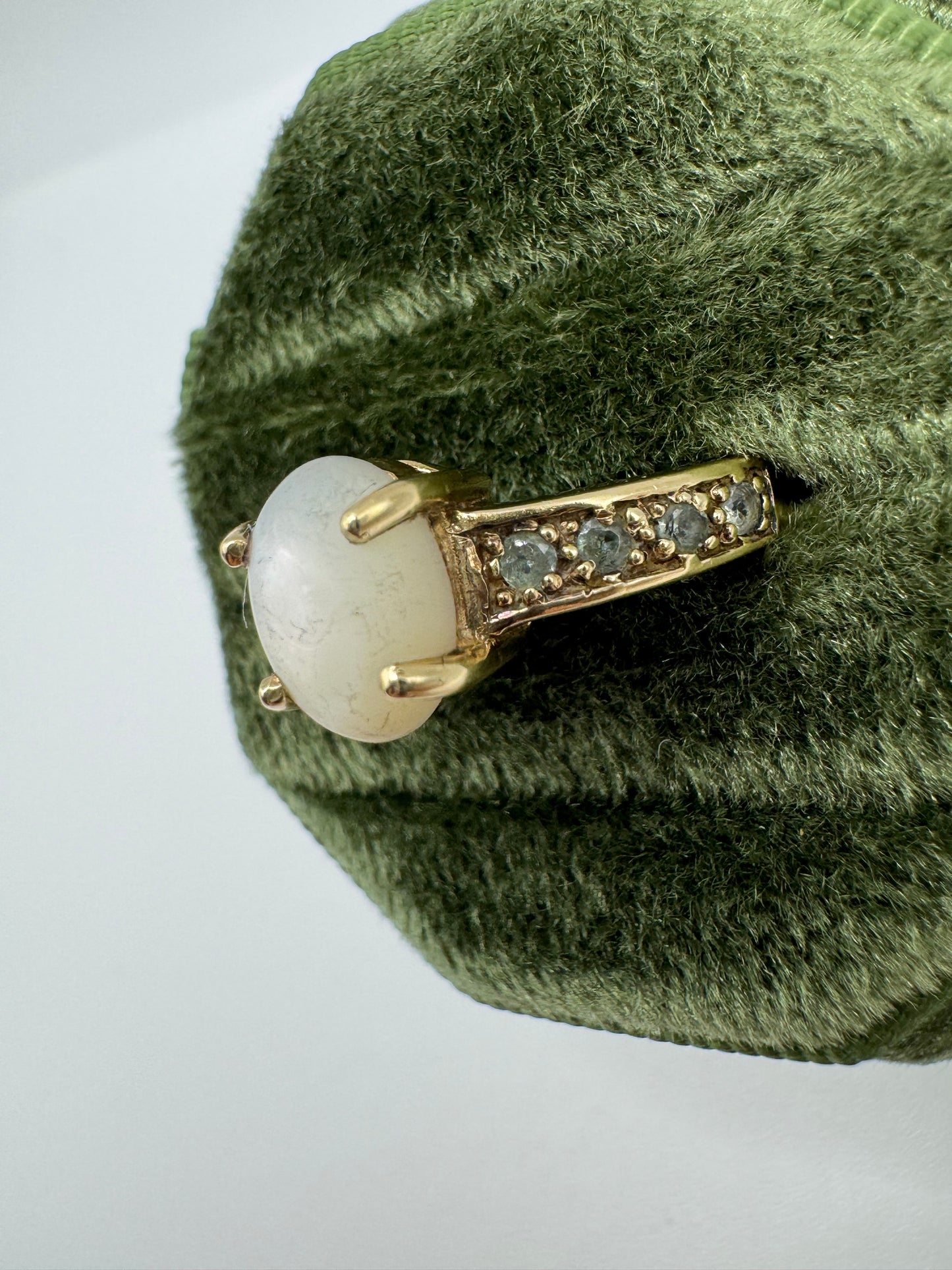 9ct gold mother of pearl and topaz ring