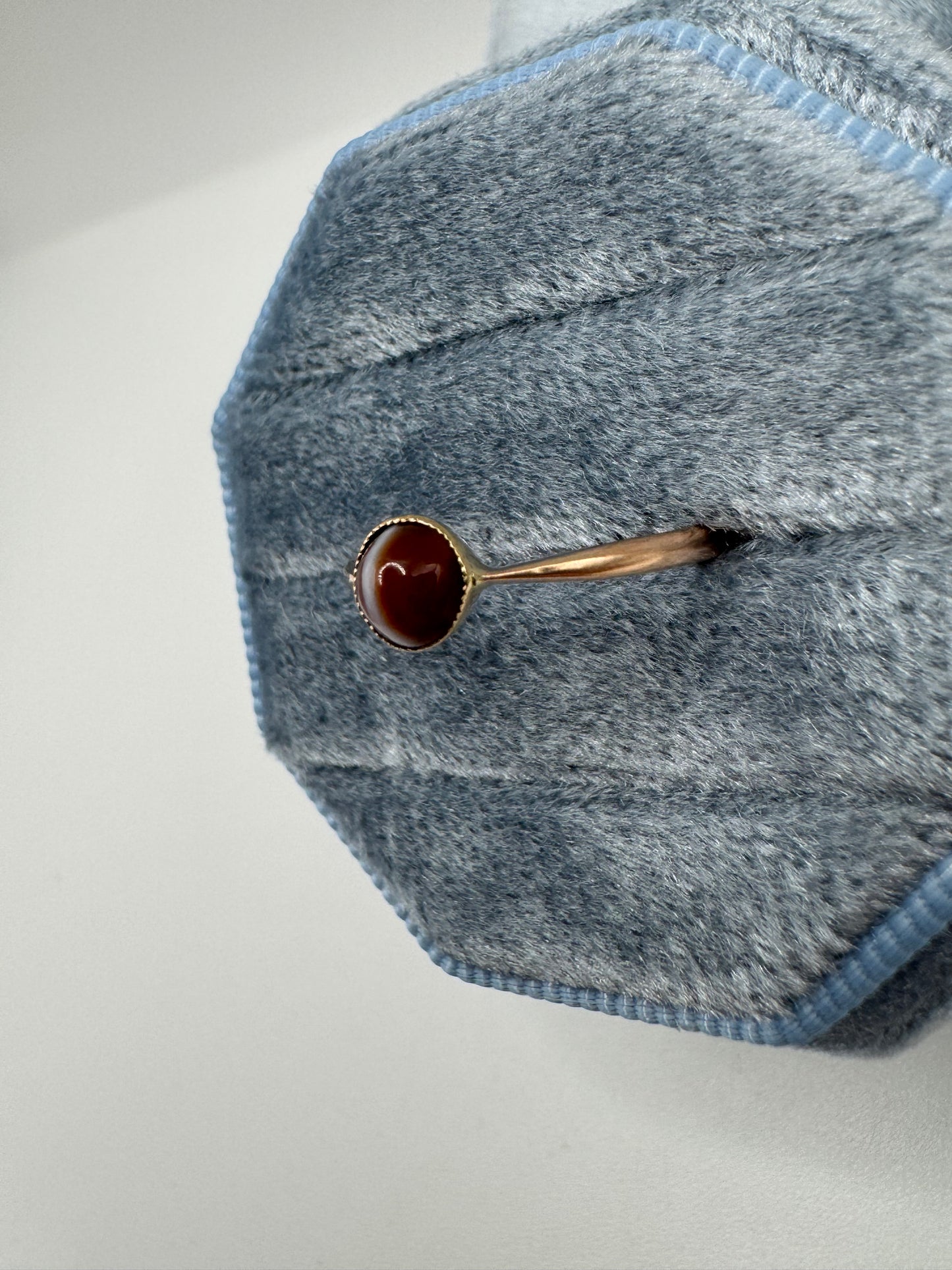 Antique 9ct rose gold banded agate ring