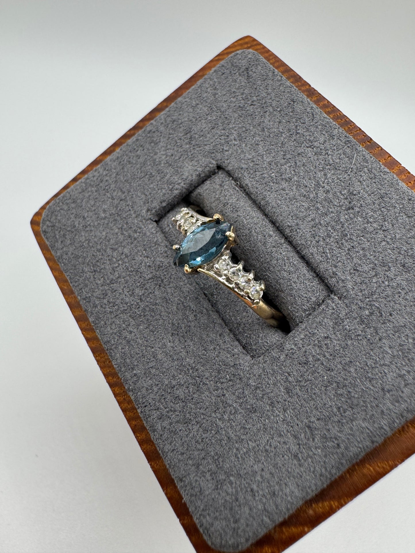 9ct gold topaz ring