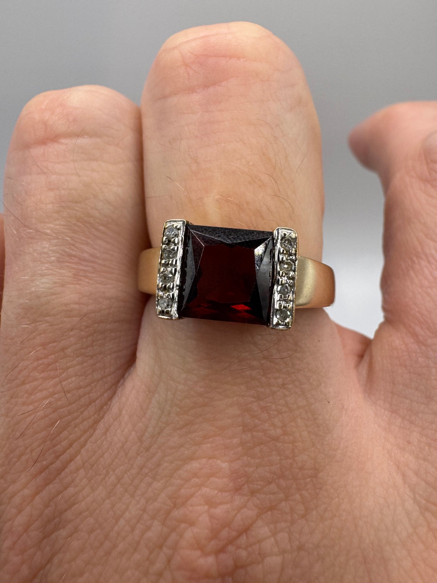9ct gold garnet and diamond ring