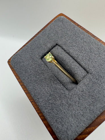 9ct gold peridot ring