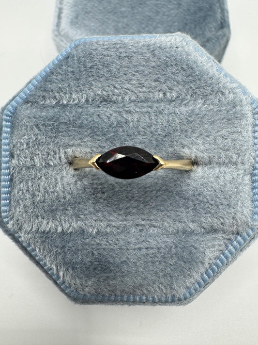 9ct gold garnet ring