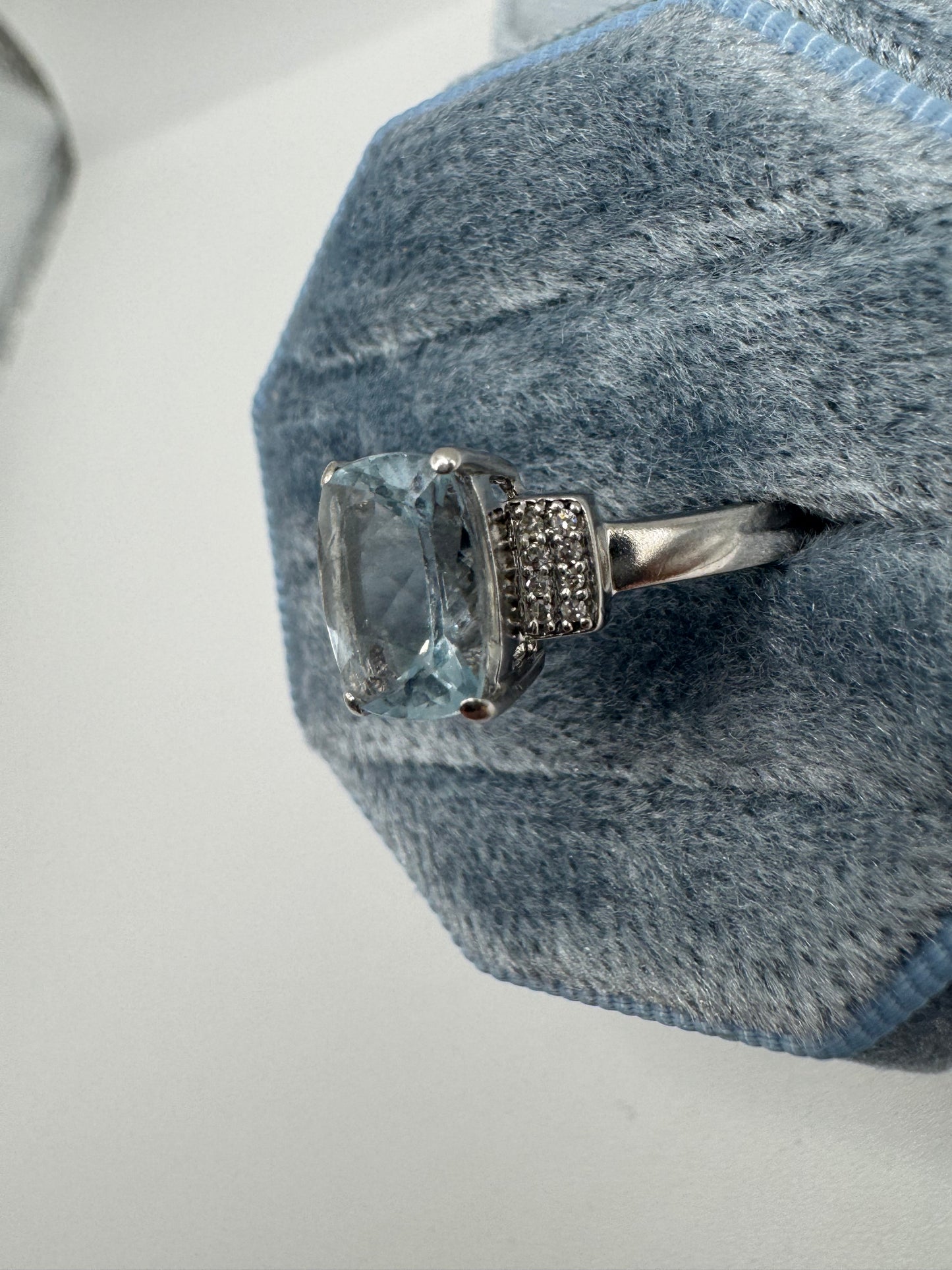 9ct white gold aquamarine and diamond ring