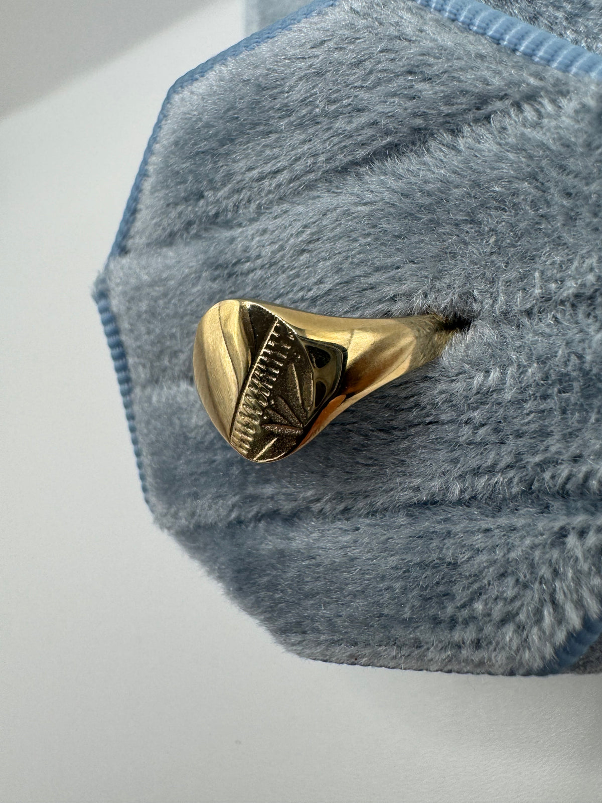 9ct gold engraved signet ring