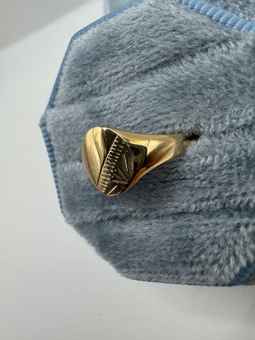 9ct gold engraved signet ring