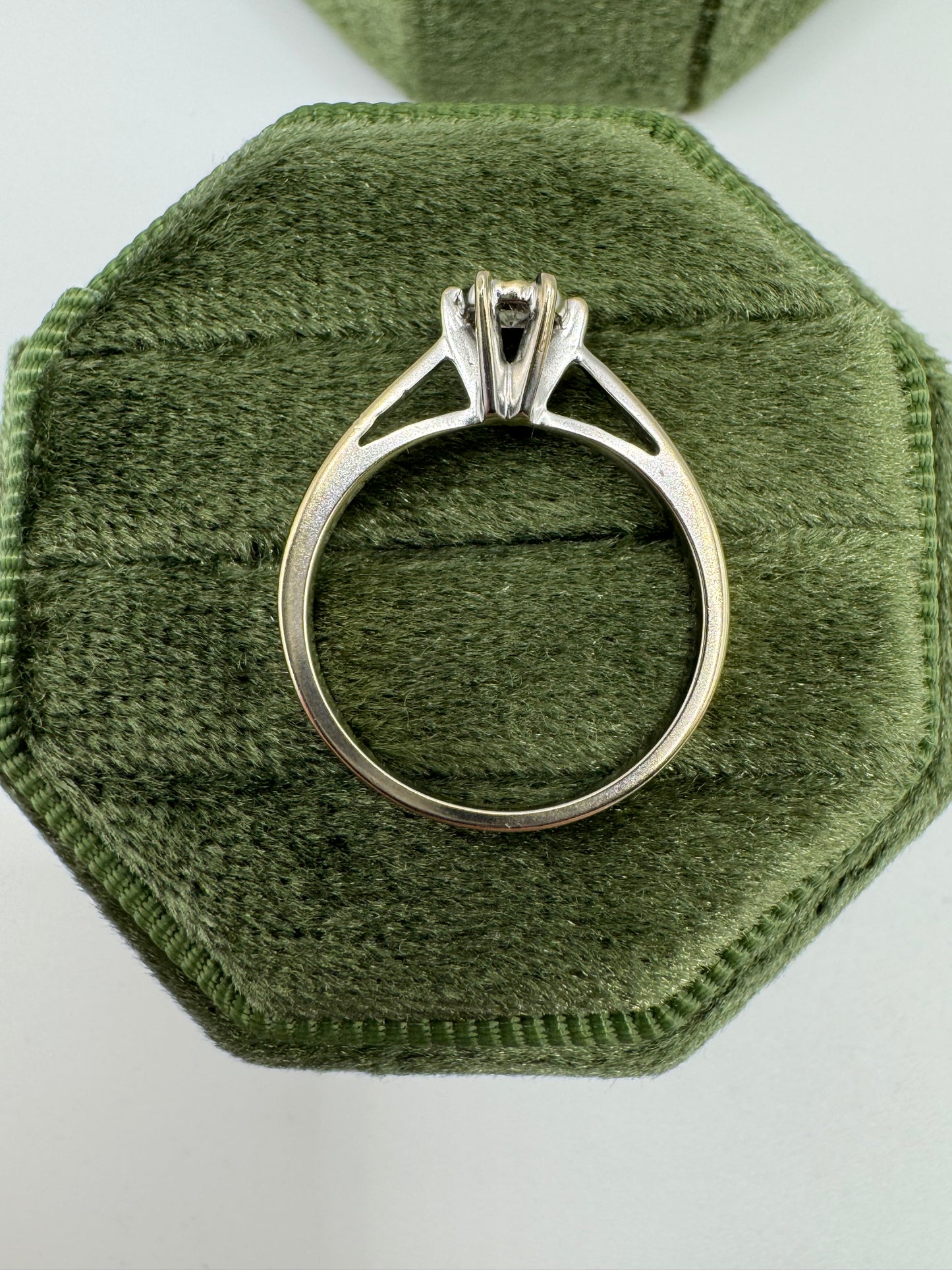 9ct gold 10 point diamond ring