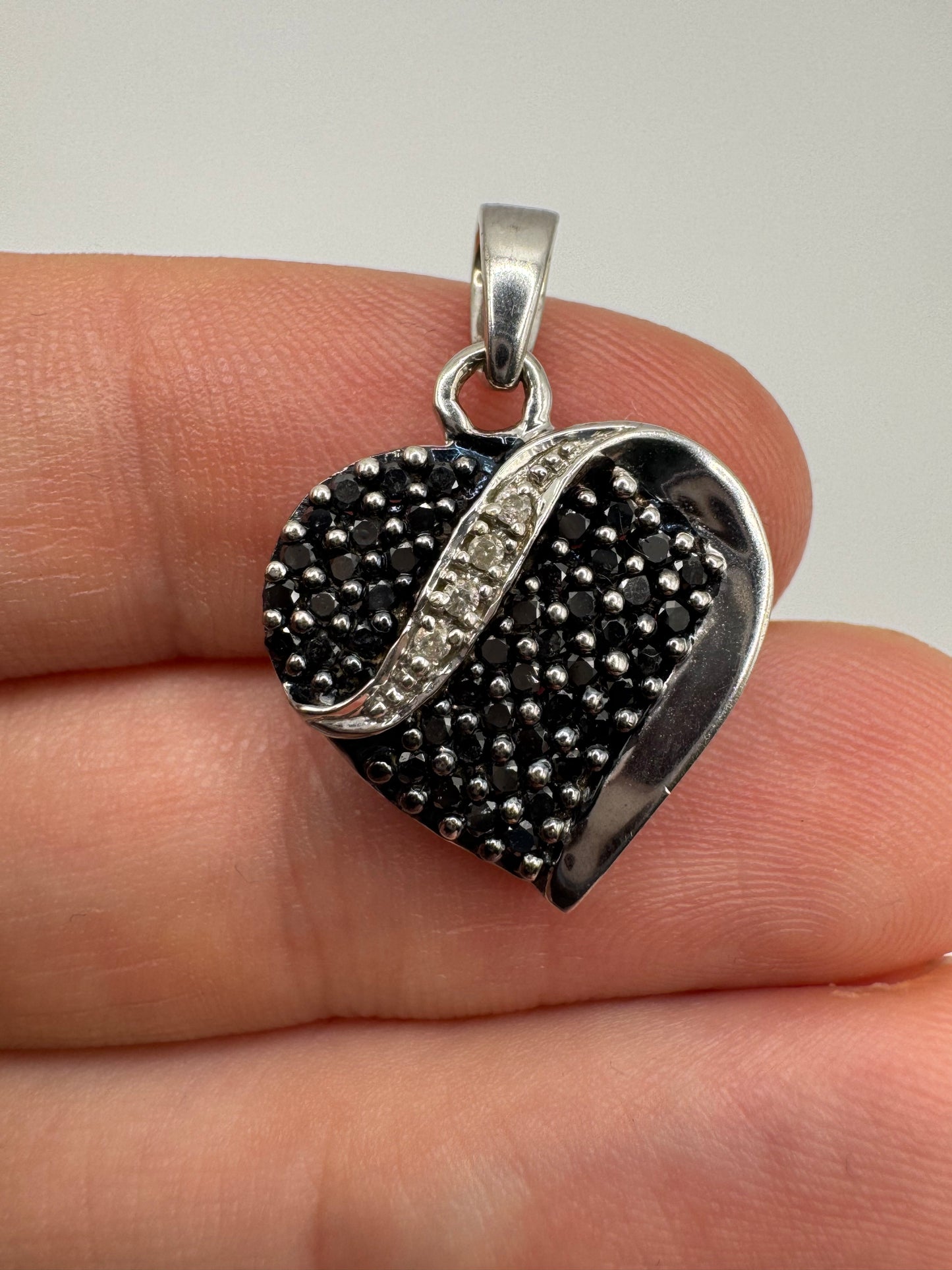 9ct white gold diamond (inc black diamonds) cluster heart pendant