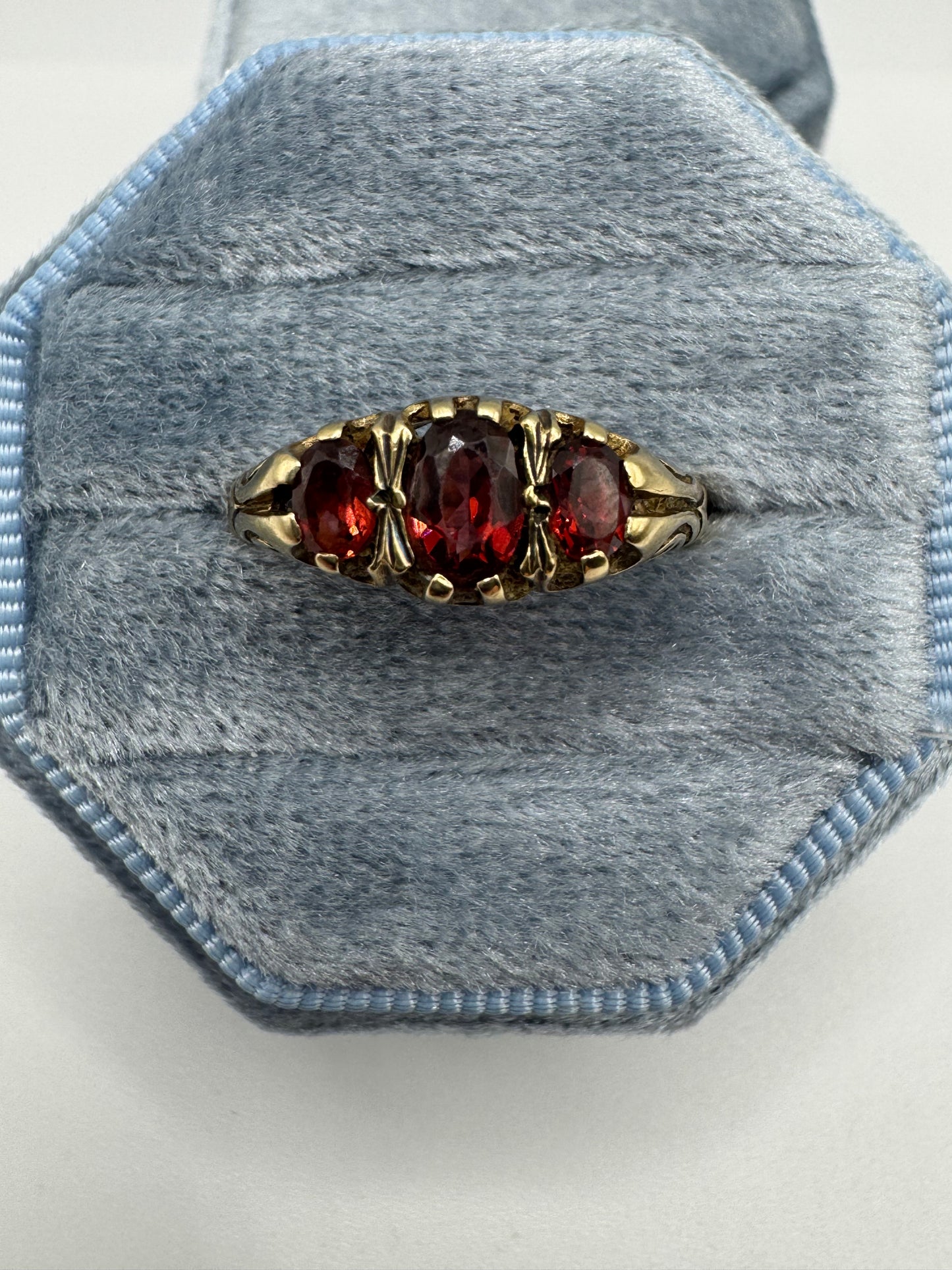 9ct gold garnet ring