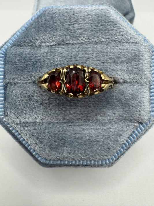 9ct gold garnet ring