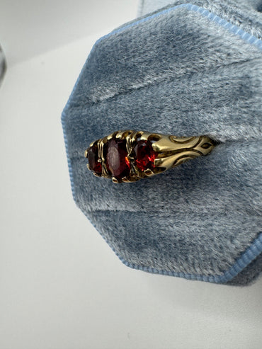 9ct gold garnet ring