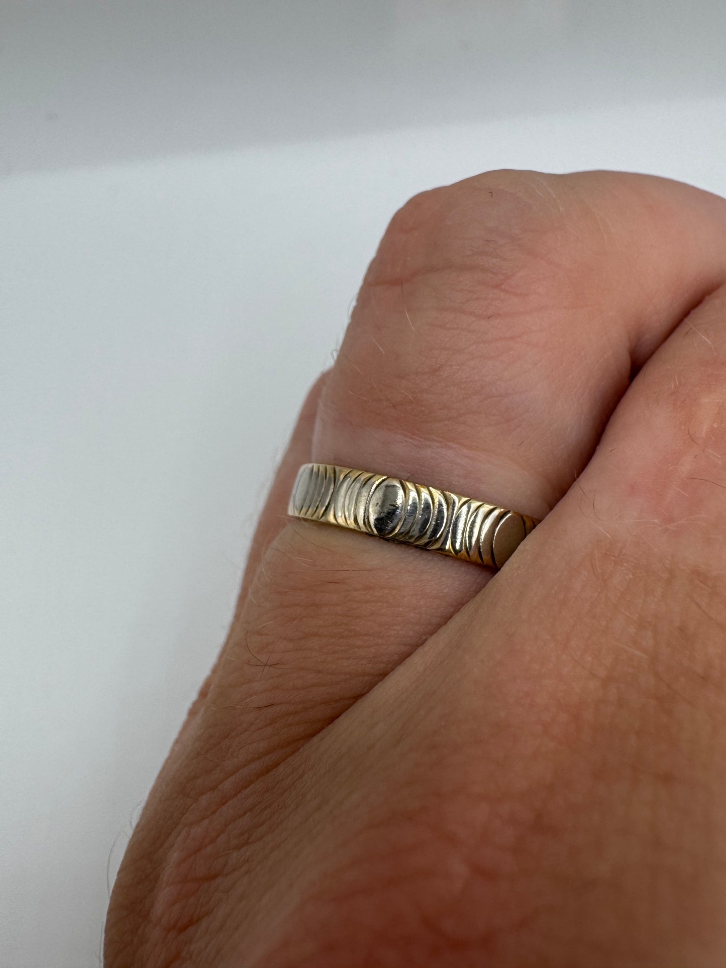 9ct two-tone gold patterned band