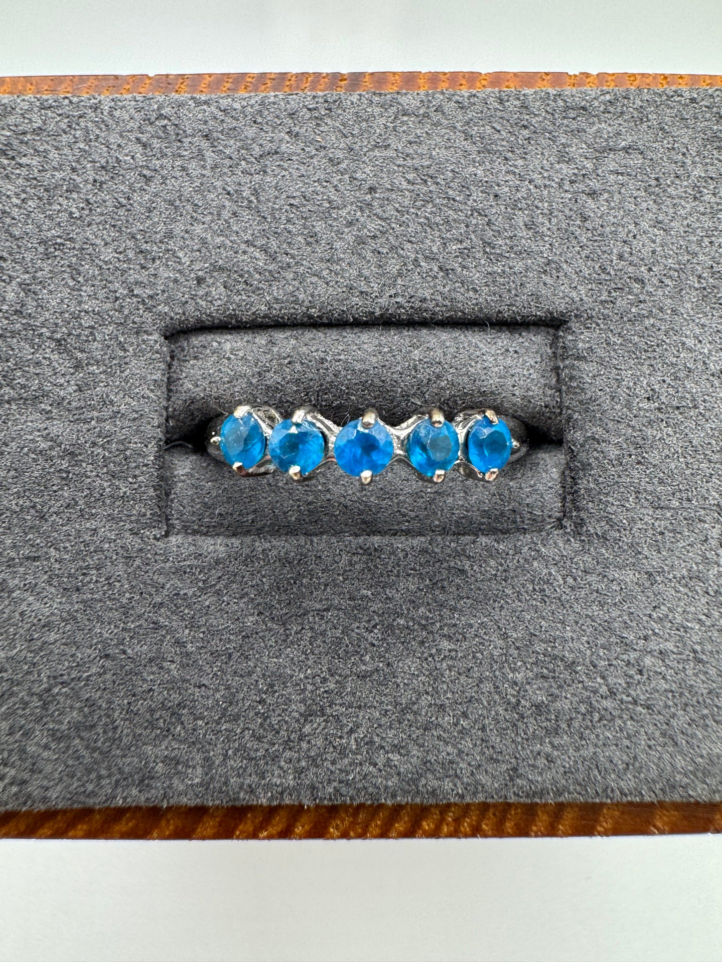 9ct white gold blue apatite ring