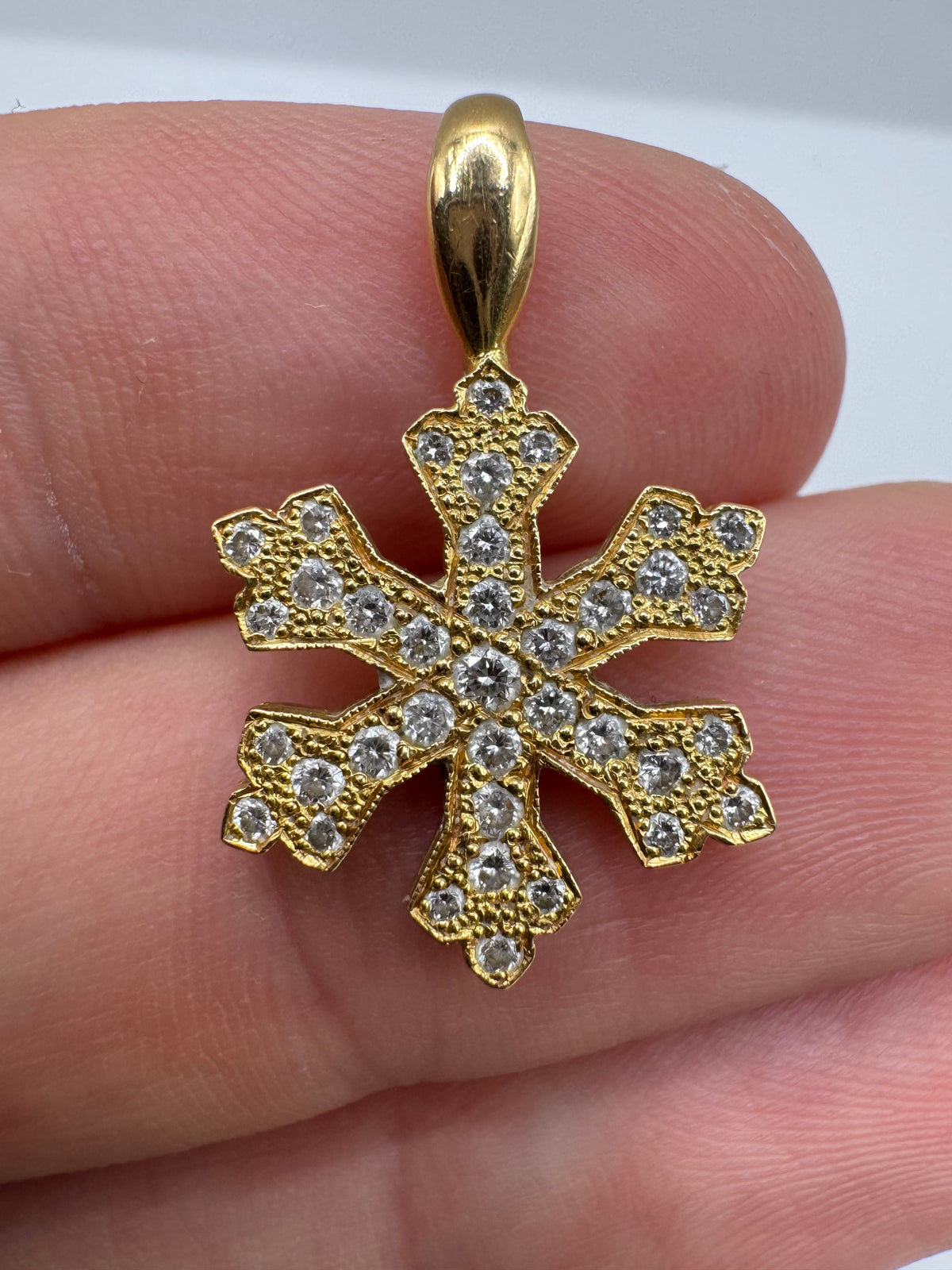 18ct gold diamond snowflake pendant