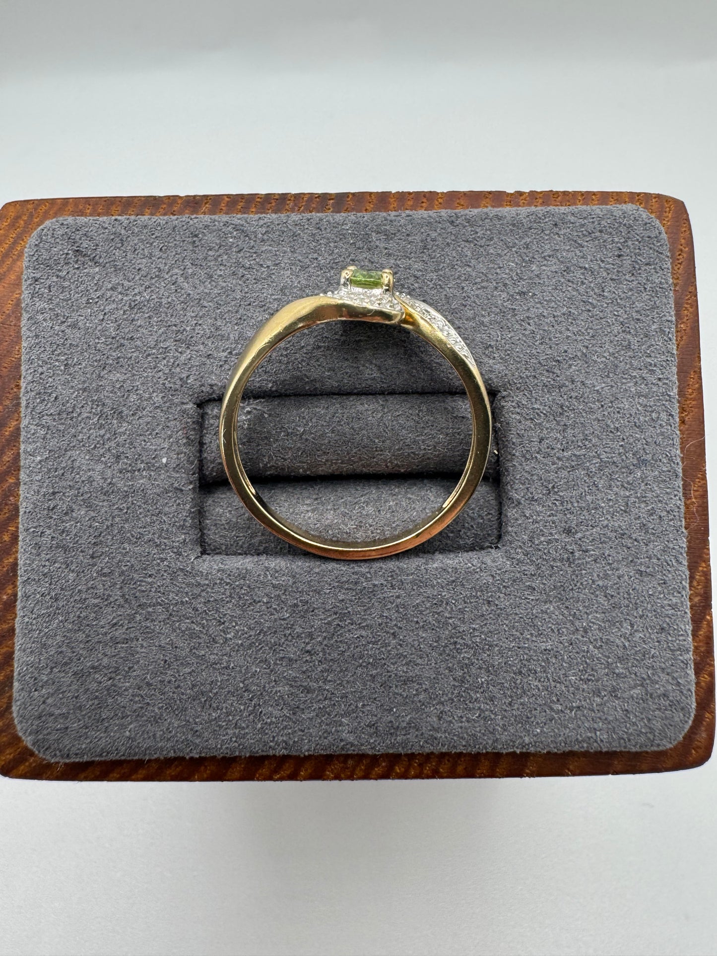 9ct gold peridot and diamond ring