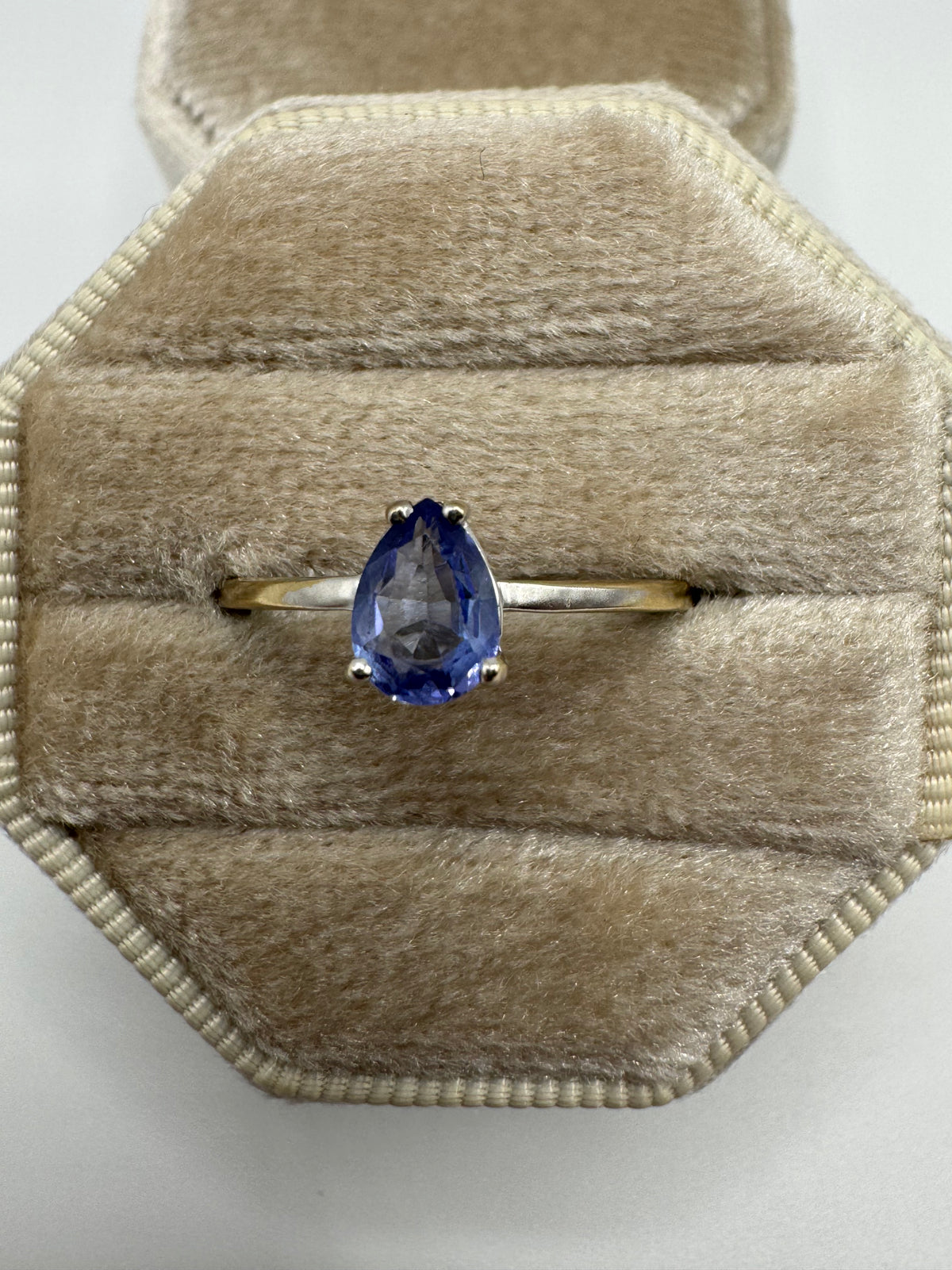 9ct gold tanzanite ring