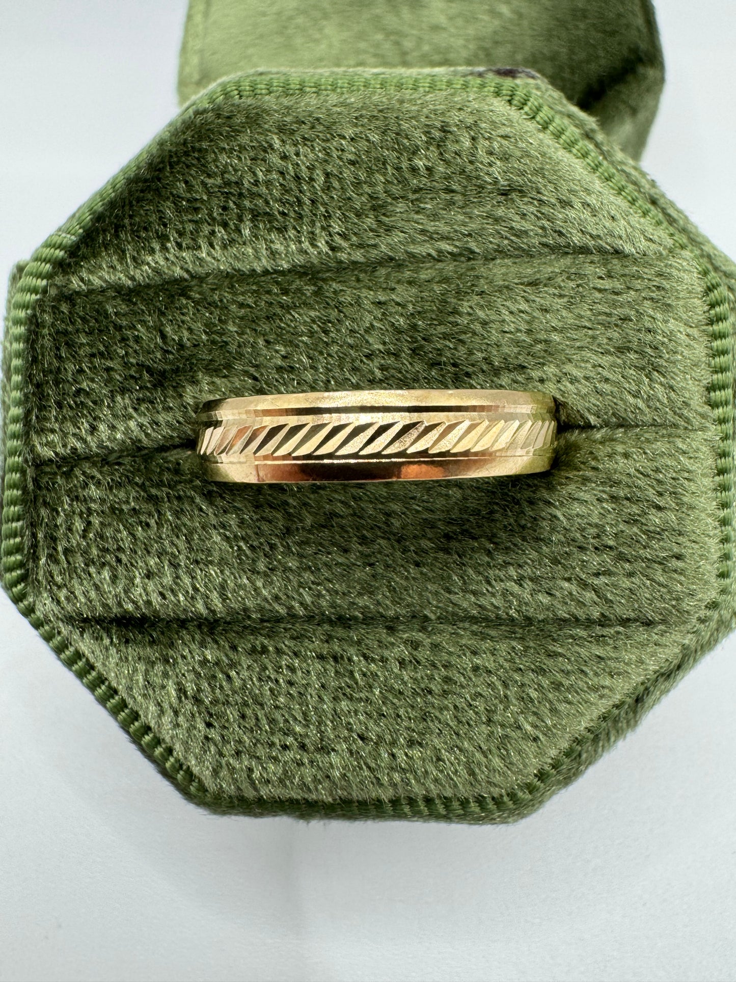 9ct gold patterned band