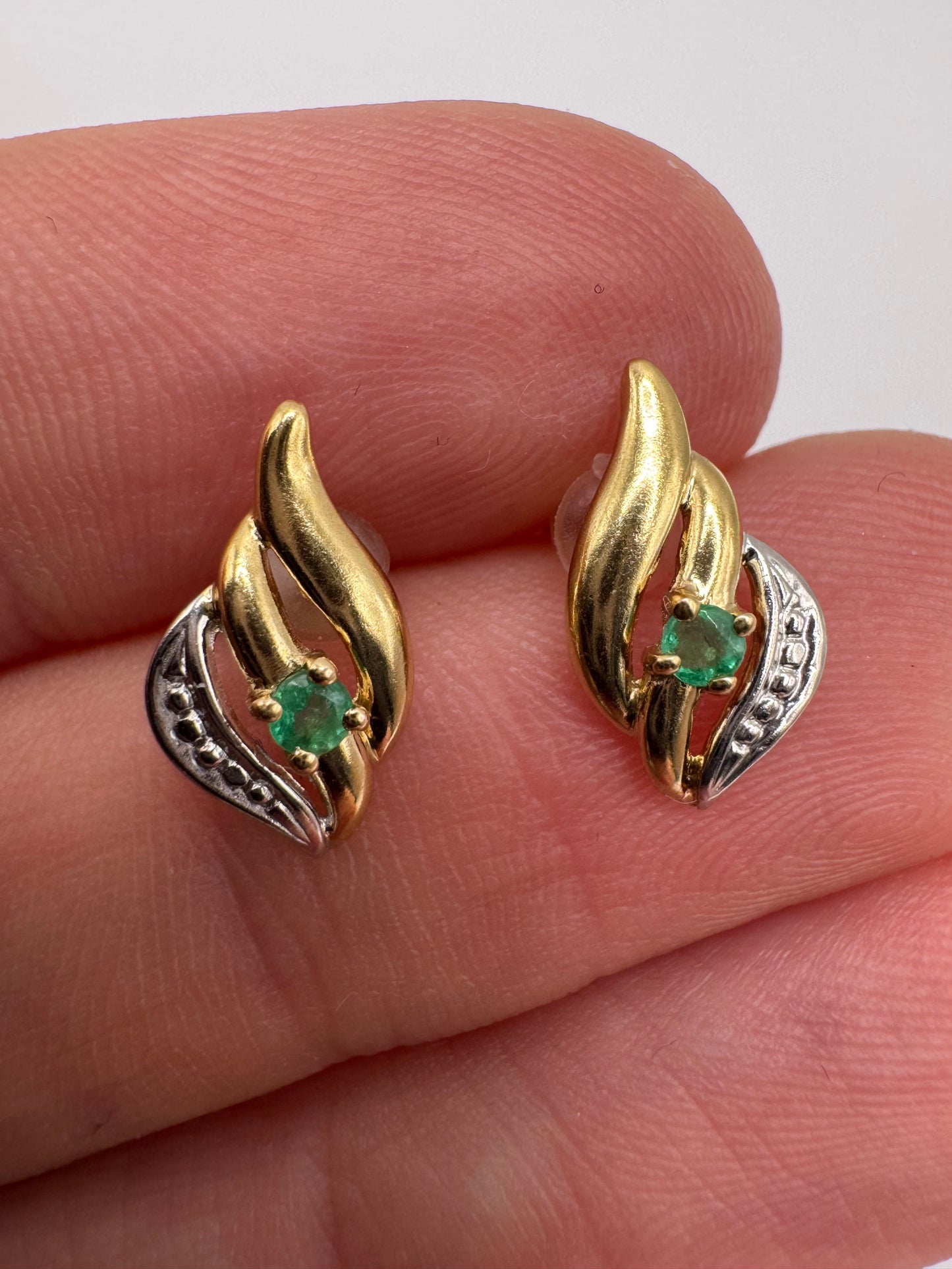 9ct gold emerald earrings