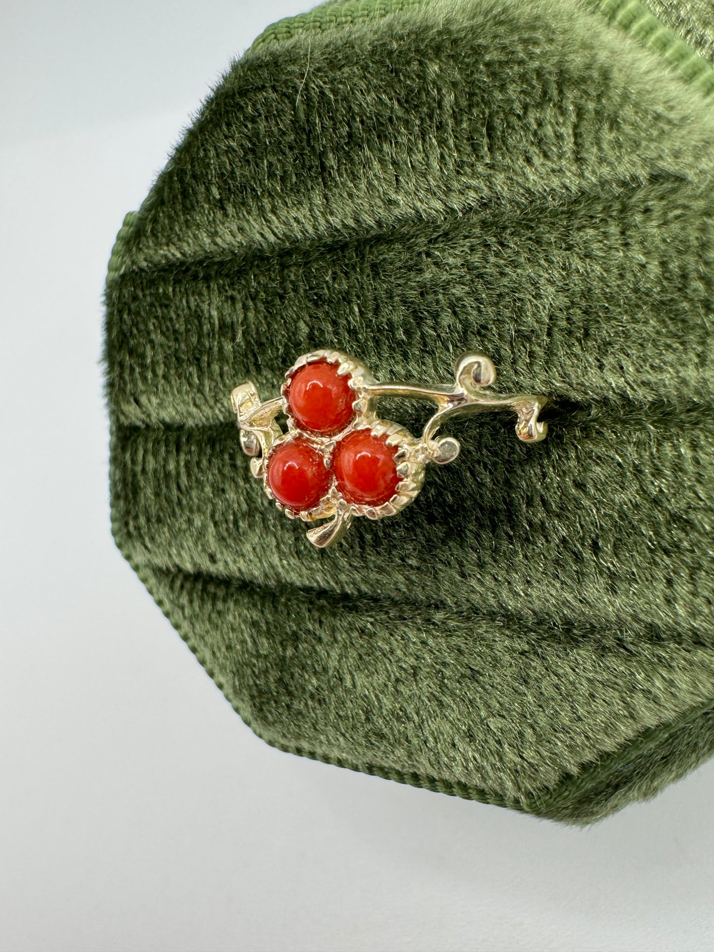 9ct gold coral clover ring