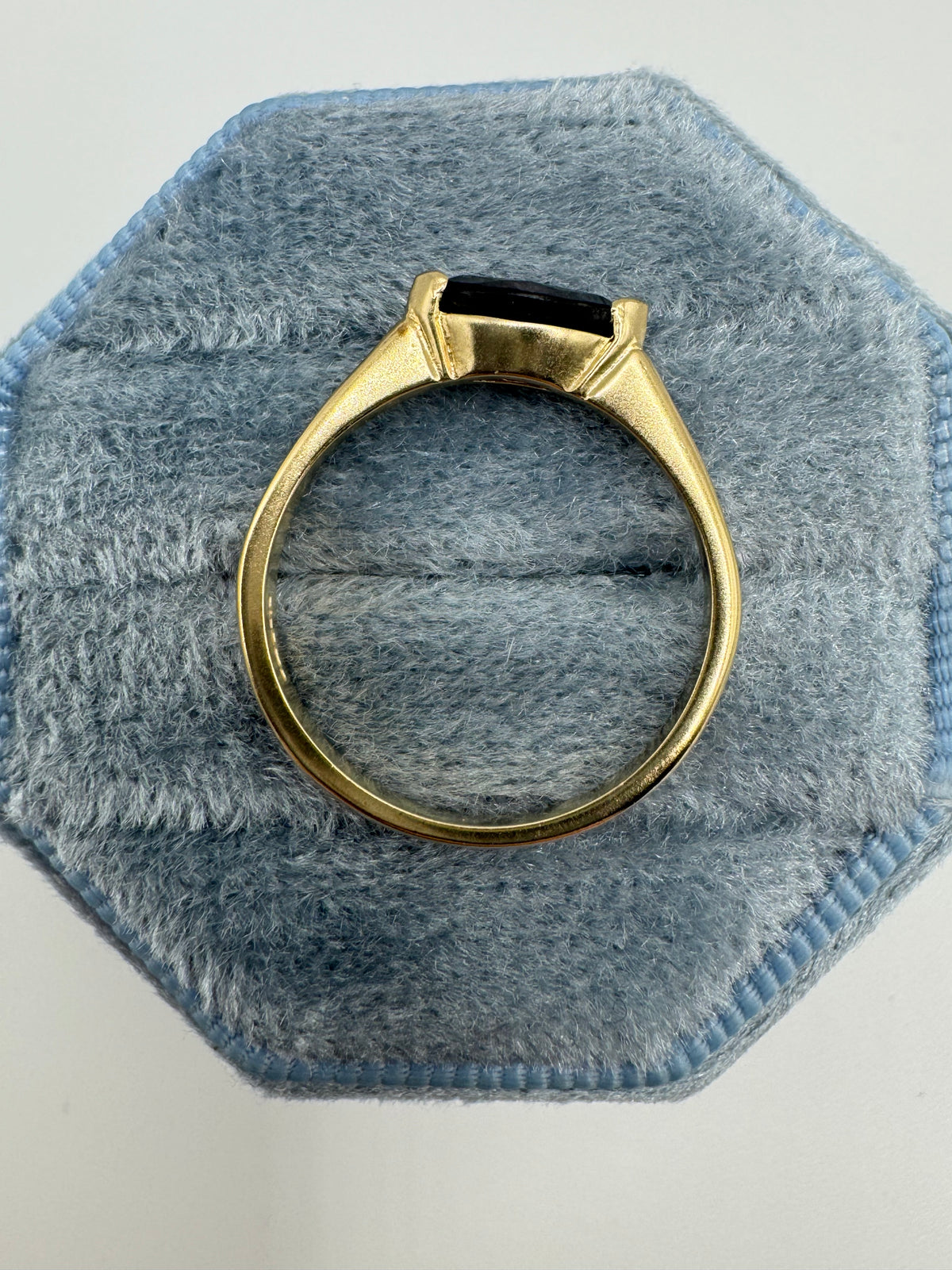 9ct gold garnet ring