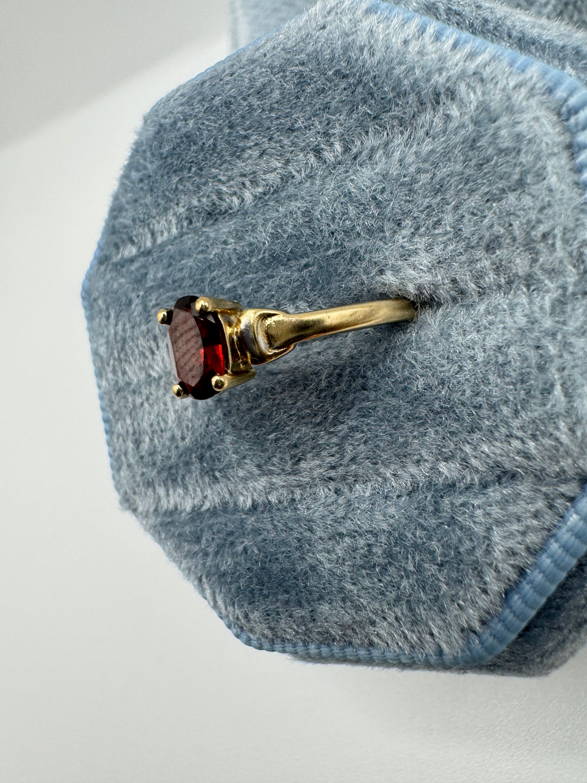 9ct gold garnet ring