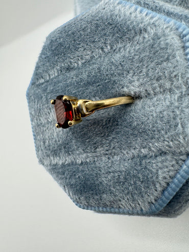 9ct gold garnet ring