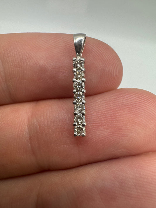 9ct white gold 25 point diamond pendant