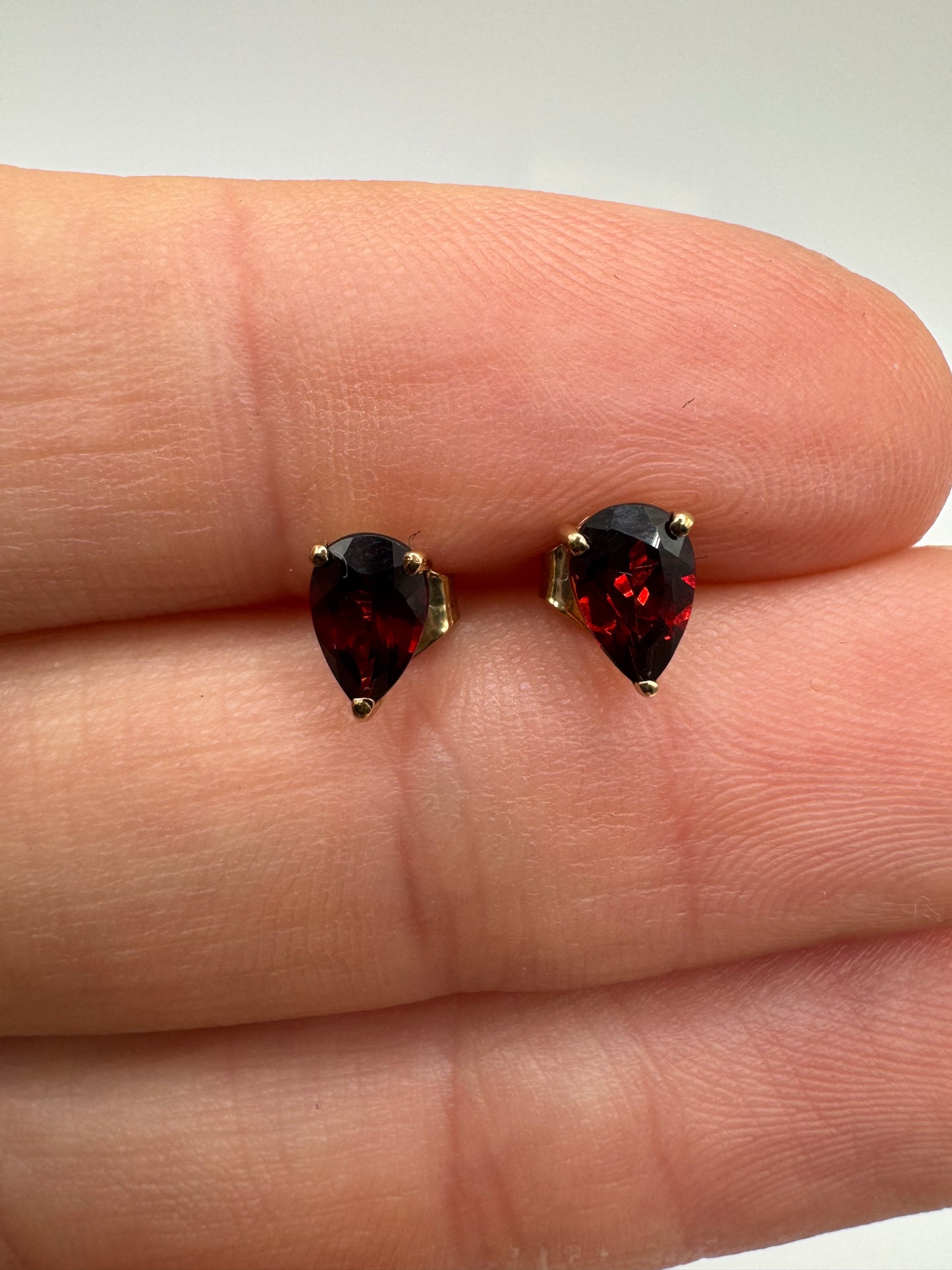 9ct gold garnet earrings