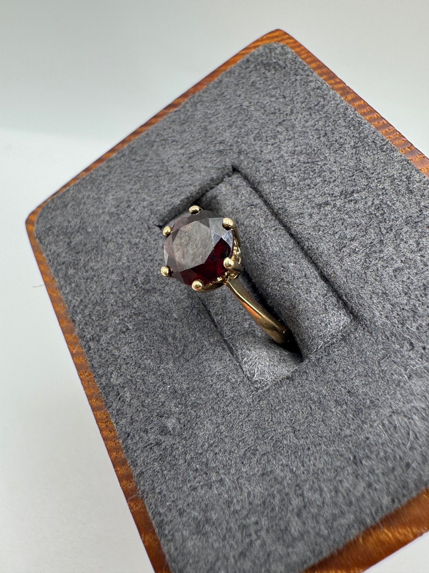 9ct gold garnet ring