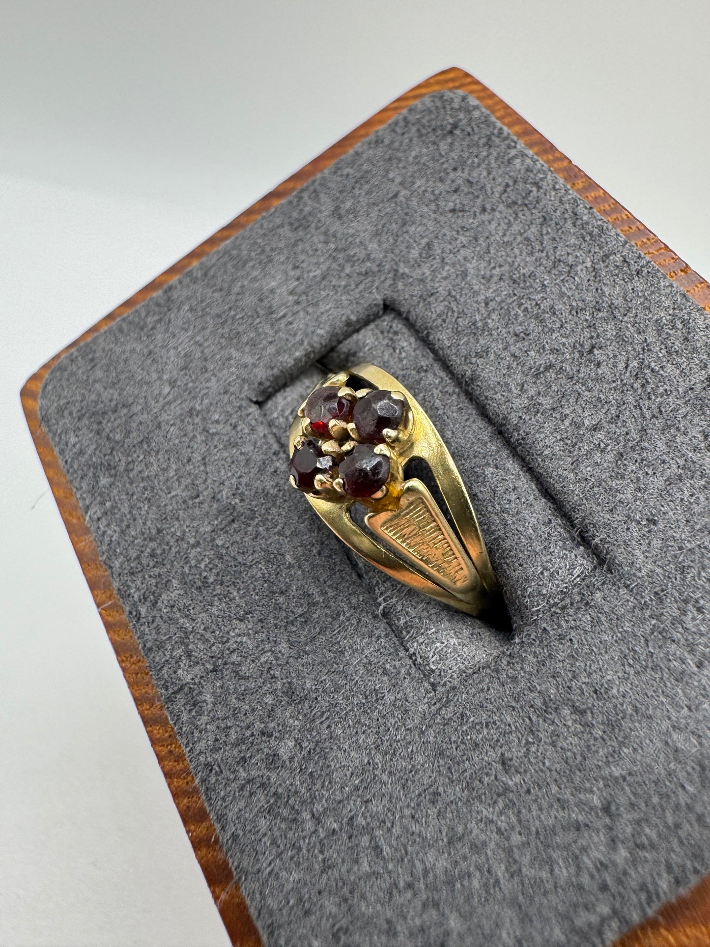 9ct gold garnet cluster ring