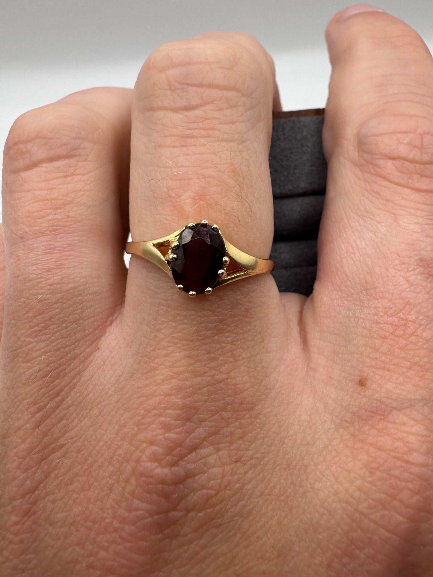 9ct gold garnet ring