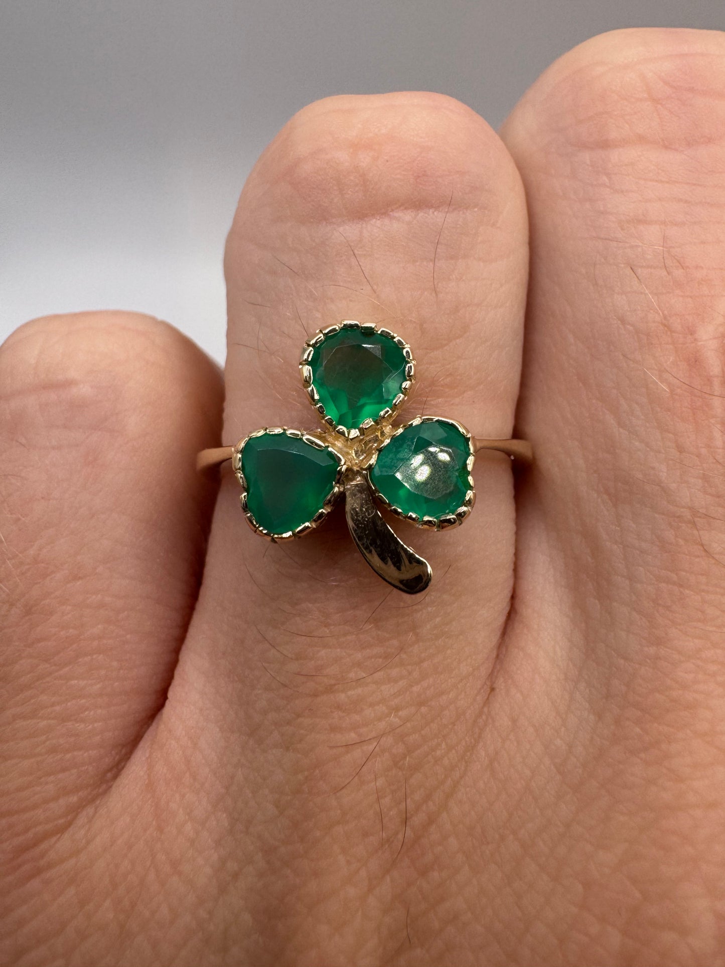 9ct gold green agate shamrock ring