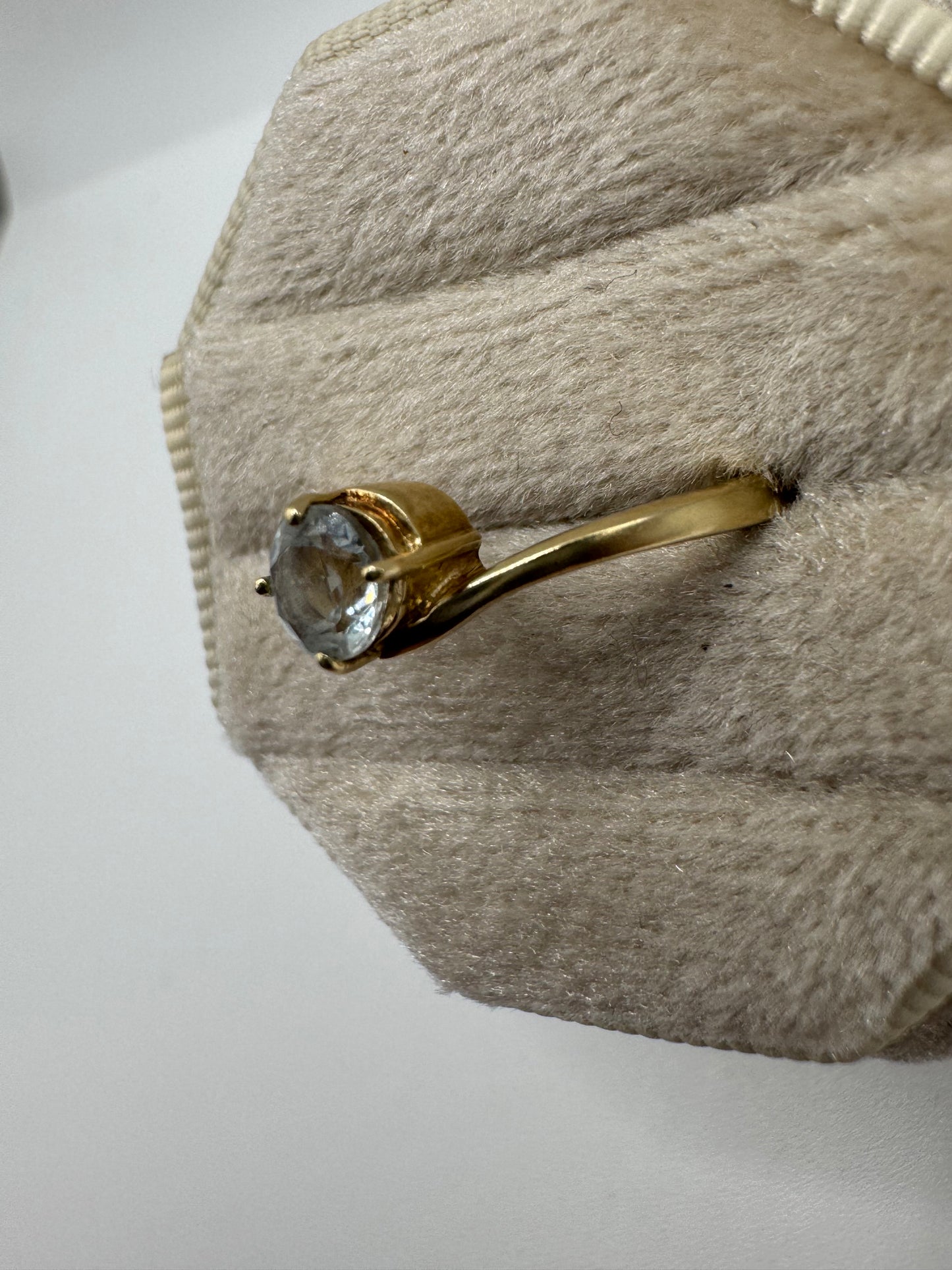 9ct gold aquamarine ring