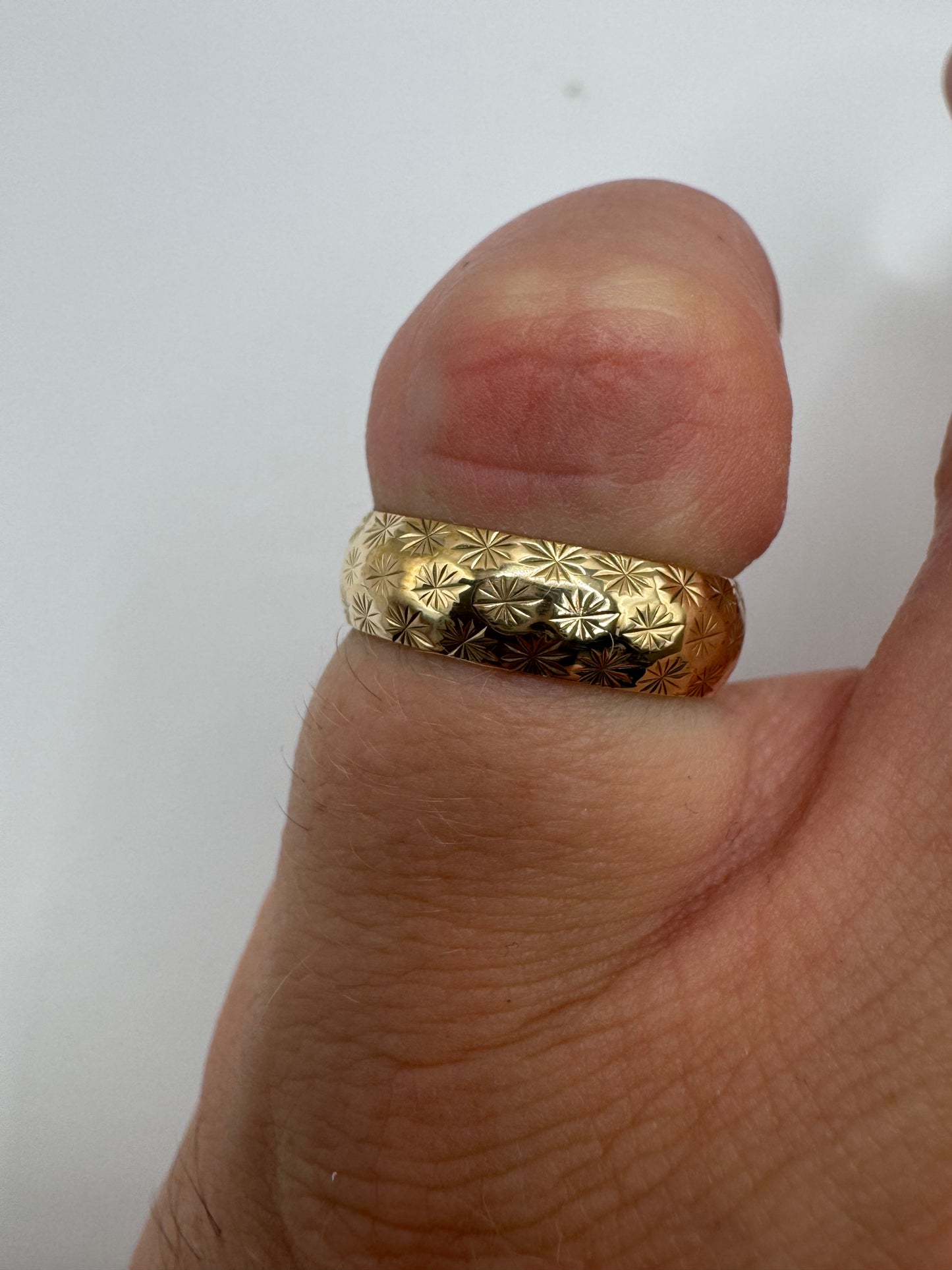 9ct gold patterned band