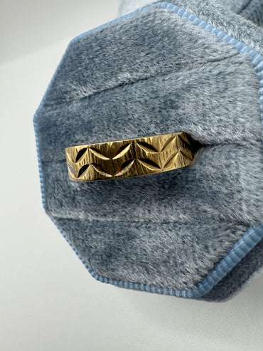 9ct gold patterned band