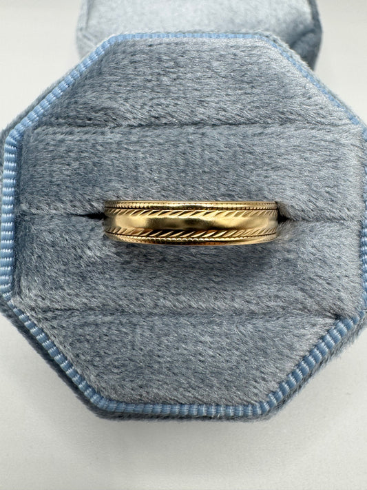 9ct gold patterned band