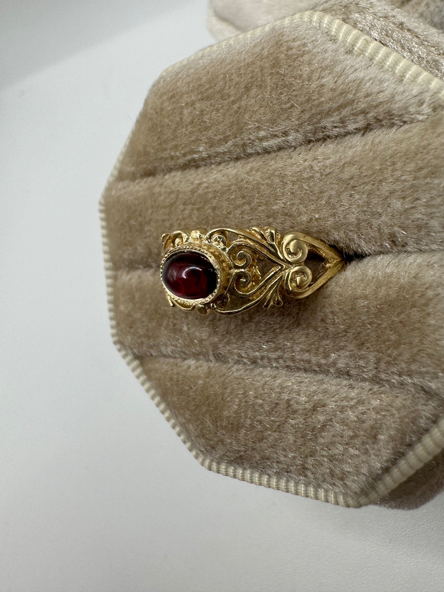 9ct gold cabochon garnet ring