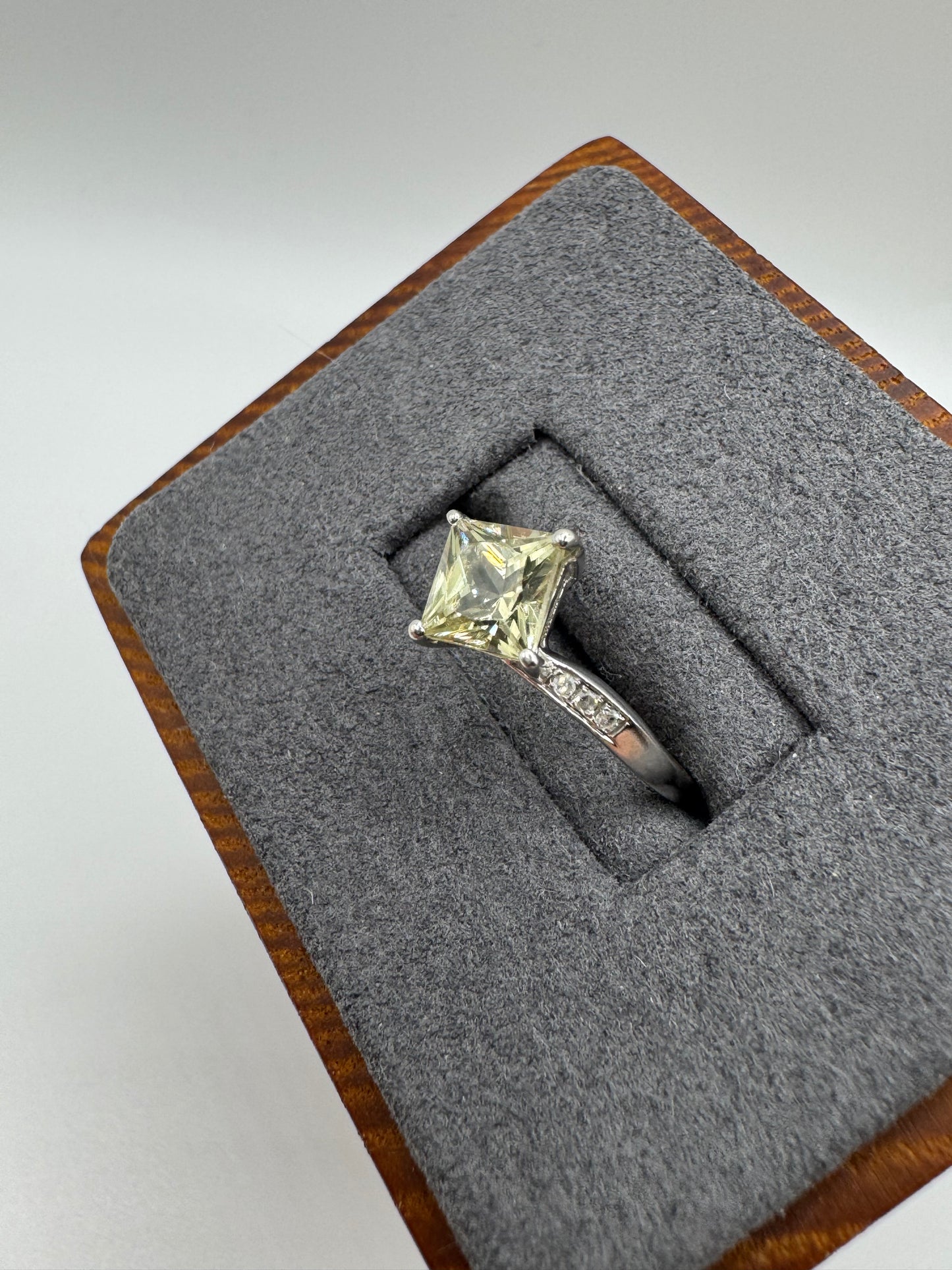 9ct white gold quartz and diamond ring