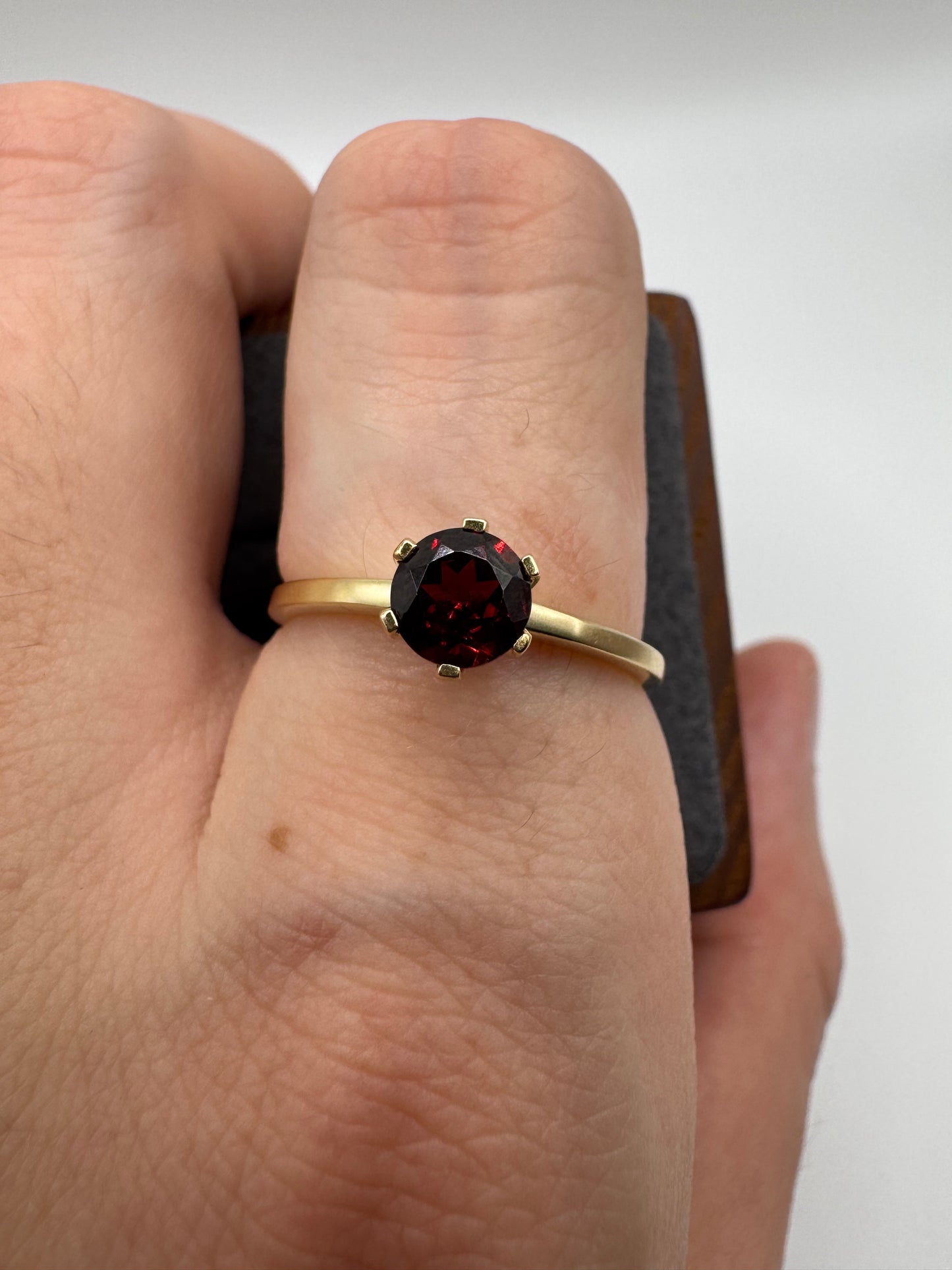 9ct gold garnet ring