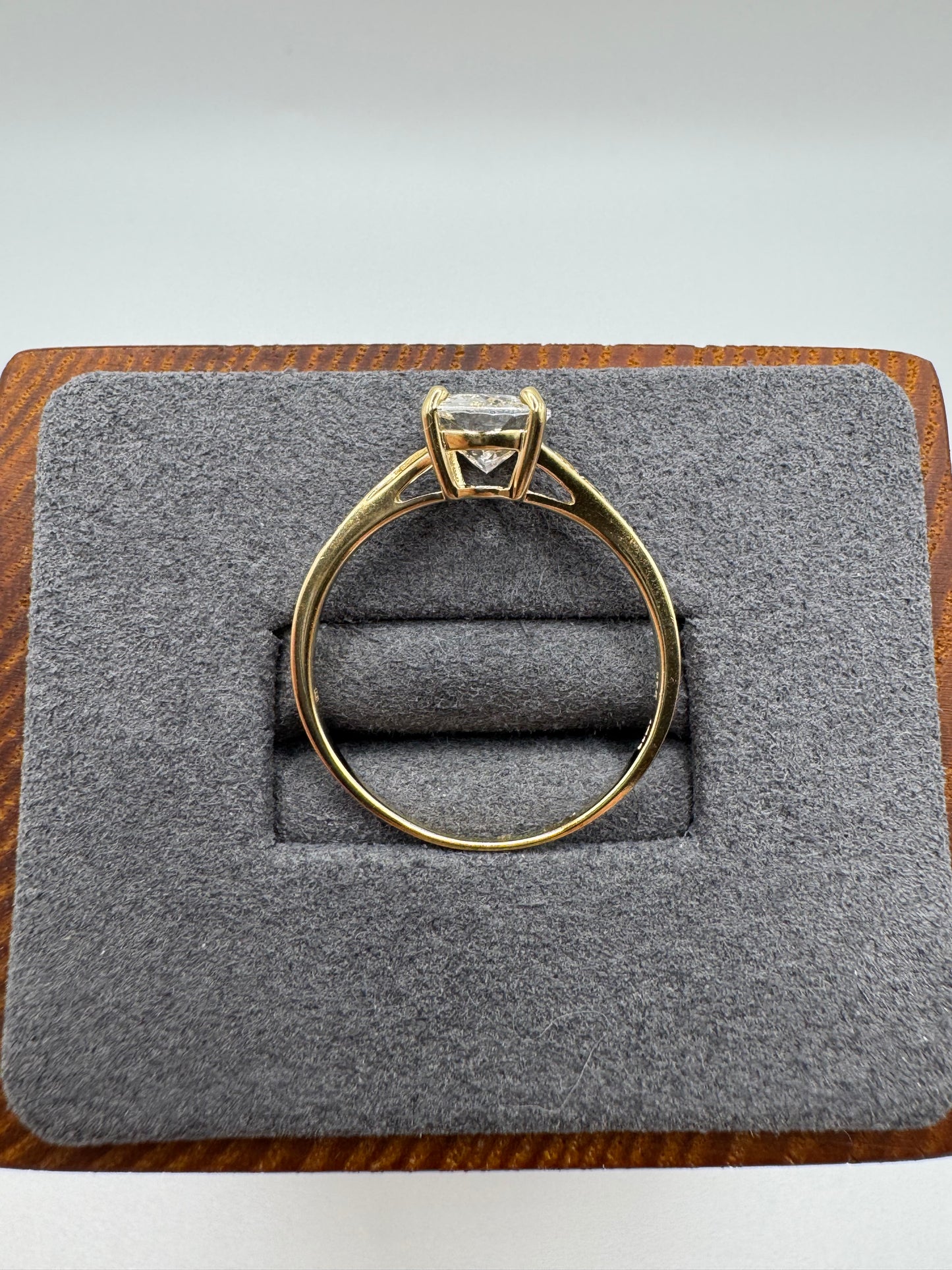 9ct gold white topaz ring
