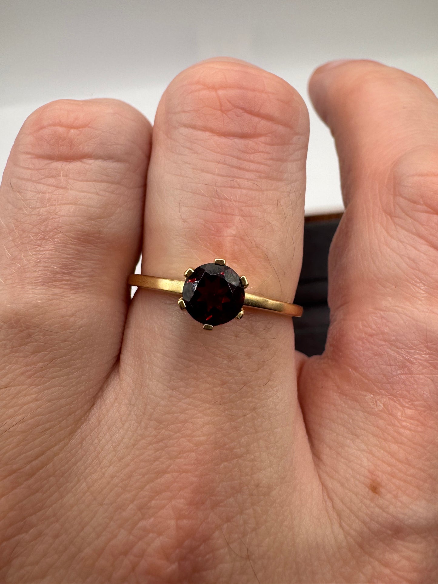 9ct gold garnet ring